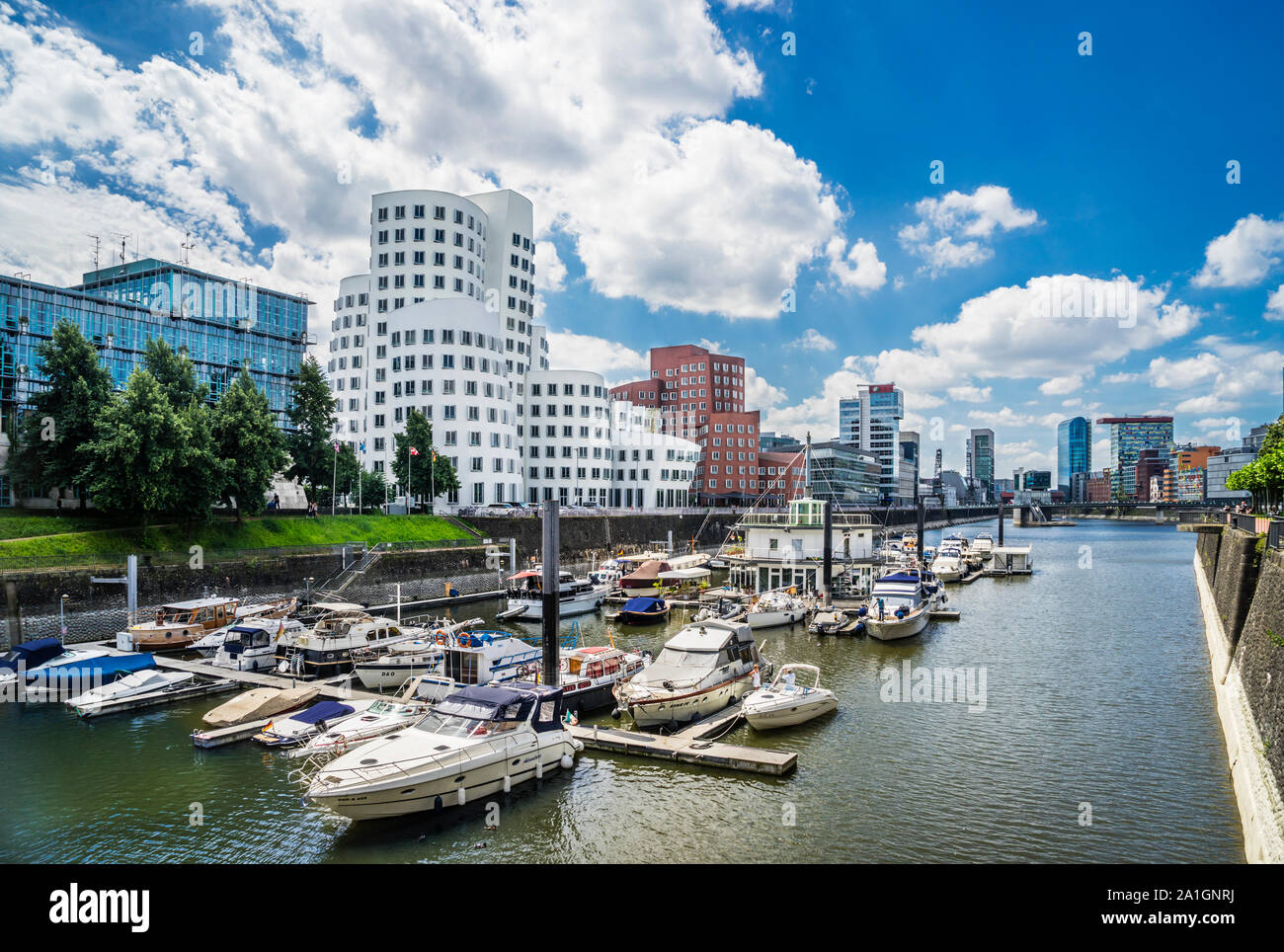 Marina Düsseldorf mit Blick auf den innovativen verzogen - suchen Gehry-bauten, Medien Hafen im Hafen von Düsseldorf, Nordrhein-Westfalen, Deutschland Stockfoto
