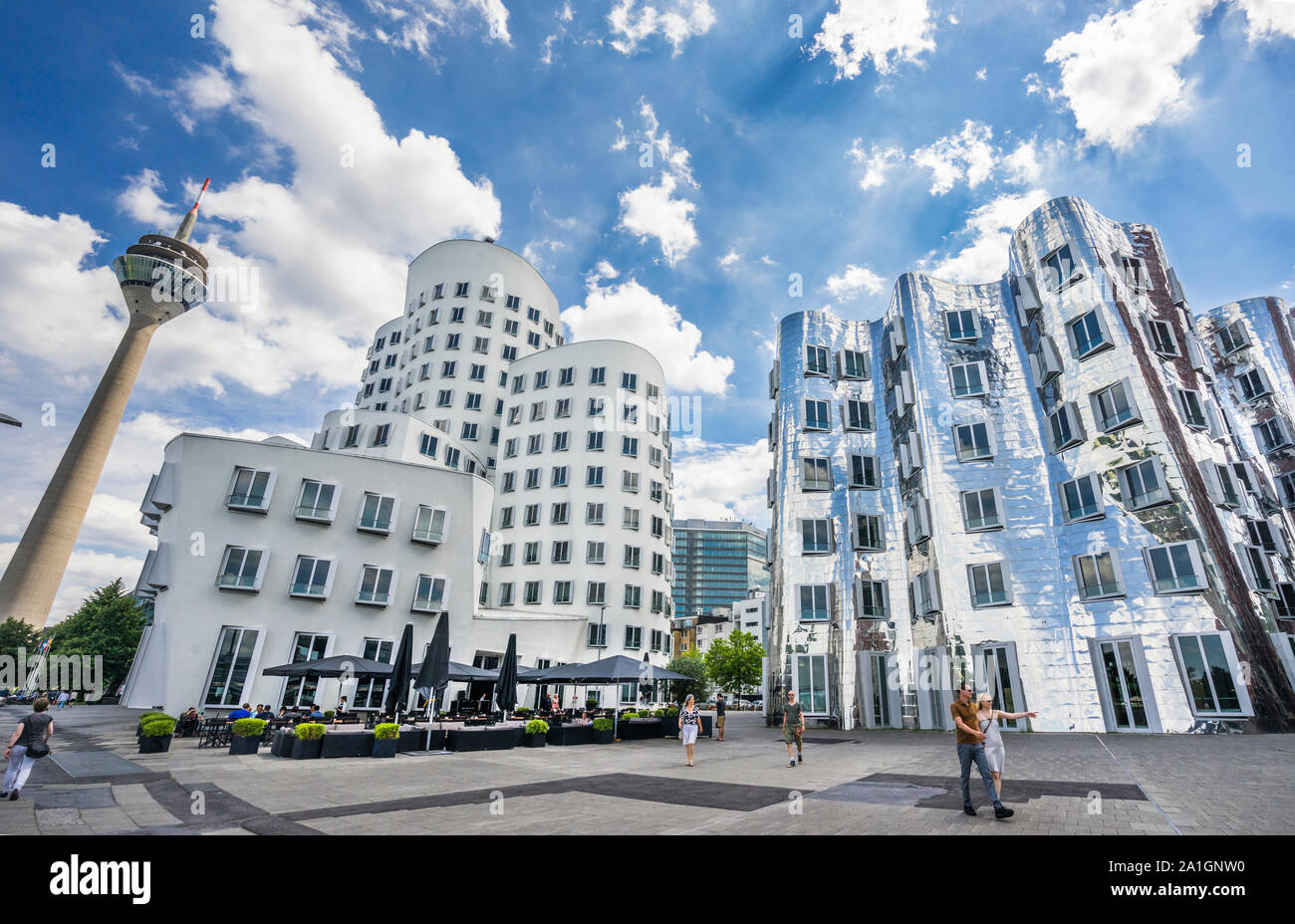 Die Gerry Gebäude am Düsseldorfer Medienhafen windt und Stretching in den Himmel in den ikonischen amerikanischen Architekten Frank O. Gehry ist Stil, ihre mirro Stockfoto