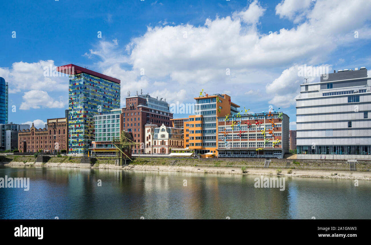 Dockside Waterfront von Julo-Levin-Ufer am Medienhafen Düsseldorf, wo ehemalige Lager für die Verwendung durch Medien Unternehmen angepasst wurden, während andere Stockfoto