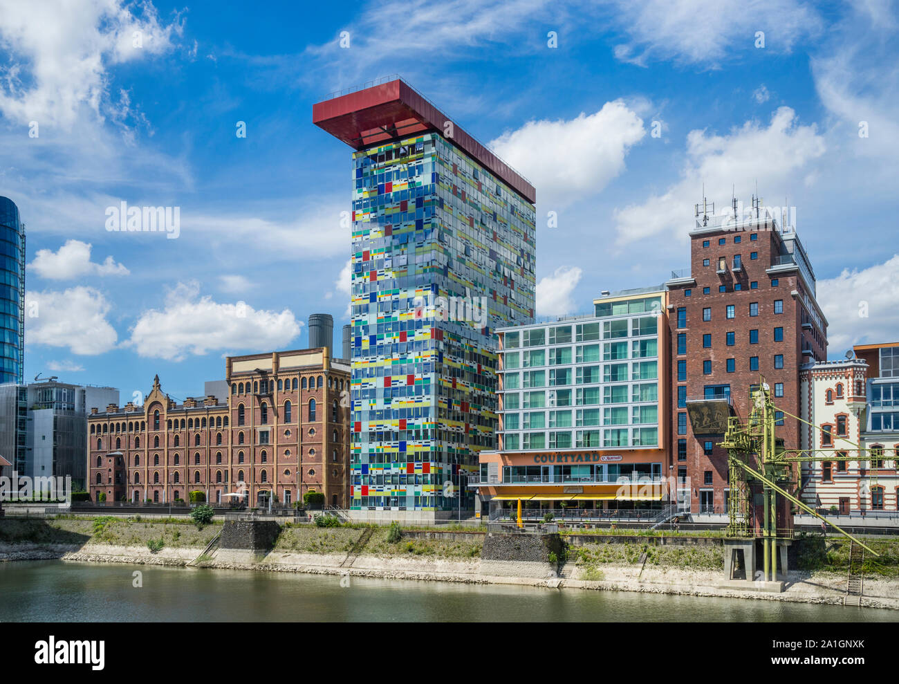 Die farbenfrohe Fassade des Colorium Gebäude zeichnet sich unter den ehemaligen Lager an die Medien Hafen im Hafen von Düsseldorf. Mit 17 Arten o Stockfoto