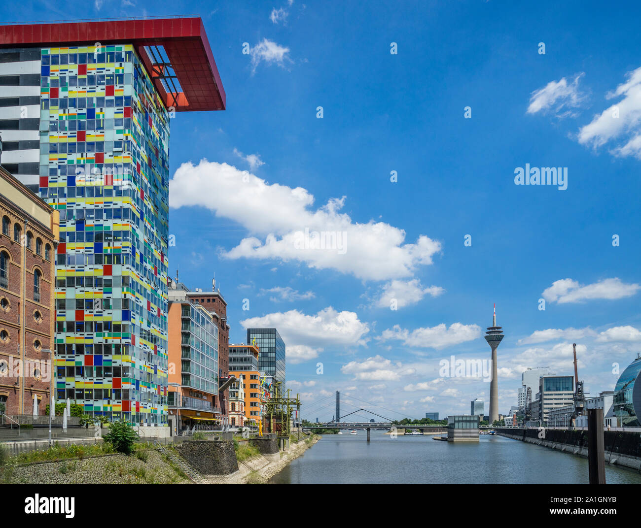 Die farbenfrohe Fassade des Colorium Gebäude zeichnet sich unter den ehemaligen Lager an die Medien Hafen im Hafen von Düsseldorf. Mit 17 Arten o Stockfoto
