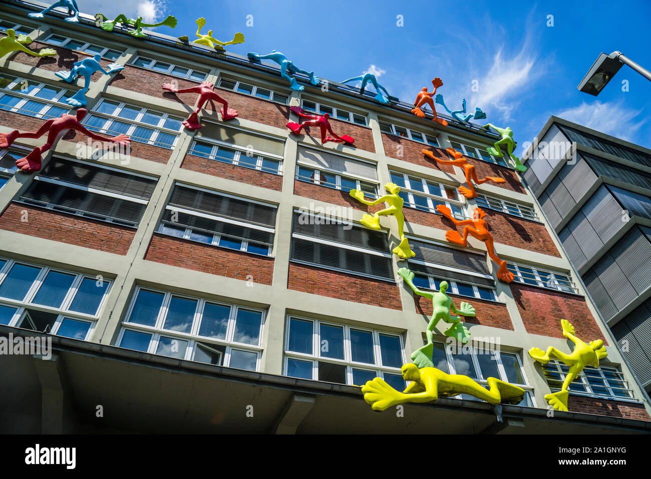24 klettern Flossi - Skulpturen in den Farben Gelb, Rot, Blau, Grün und Blau durch die Stuttgarter Künstlerin rosalie am ehemaligen Roggendorf Lager an julo - Stockfoto