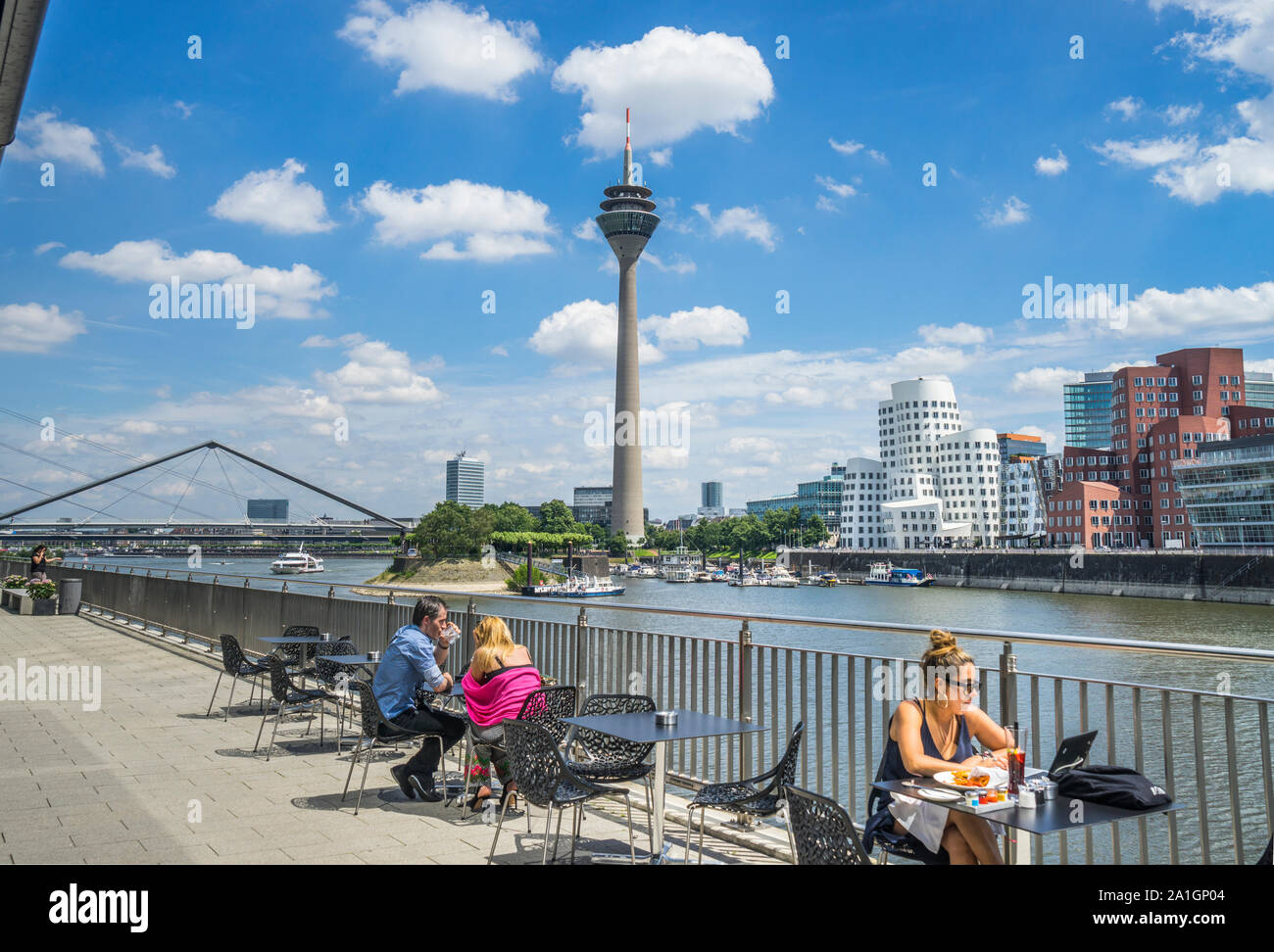 Open air Restaurant im Düsseldorfer Medienhafen mit Blick auf die Neue Zollhof Gebäude und der postmodernen Architektur der Gerry Gebäude, Marin Stockfoto