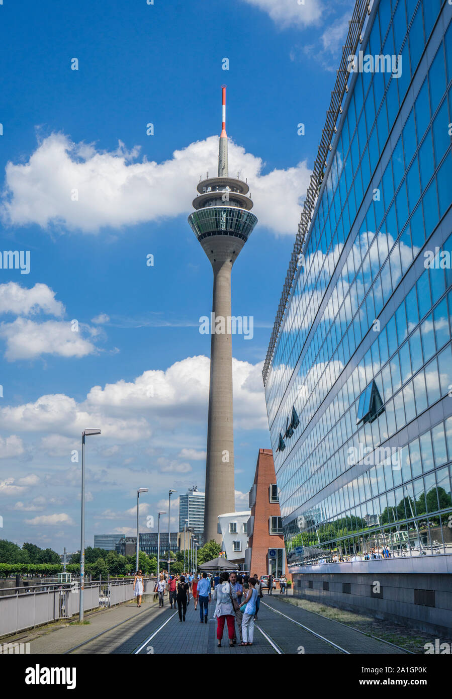 Moderne Glasfront Architektur am Medienhafen Düsseldorf mit Blick auf den Rheinturm Fernmeldeturm, der Hafen von Düsseldorf,Rhine-Wes Stockfoto