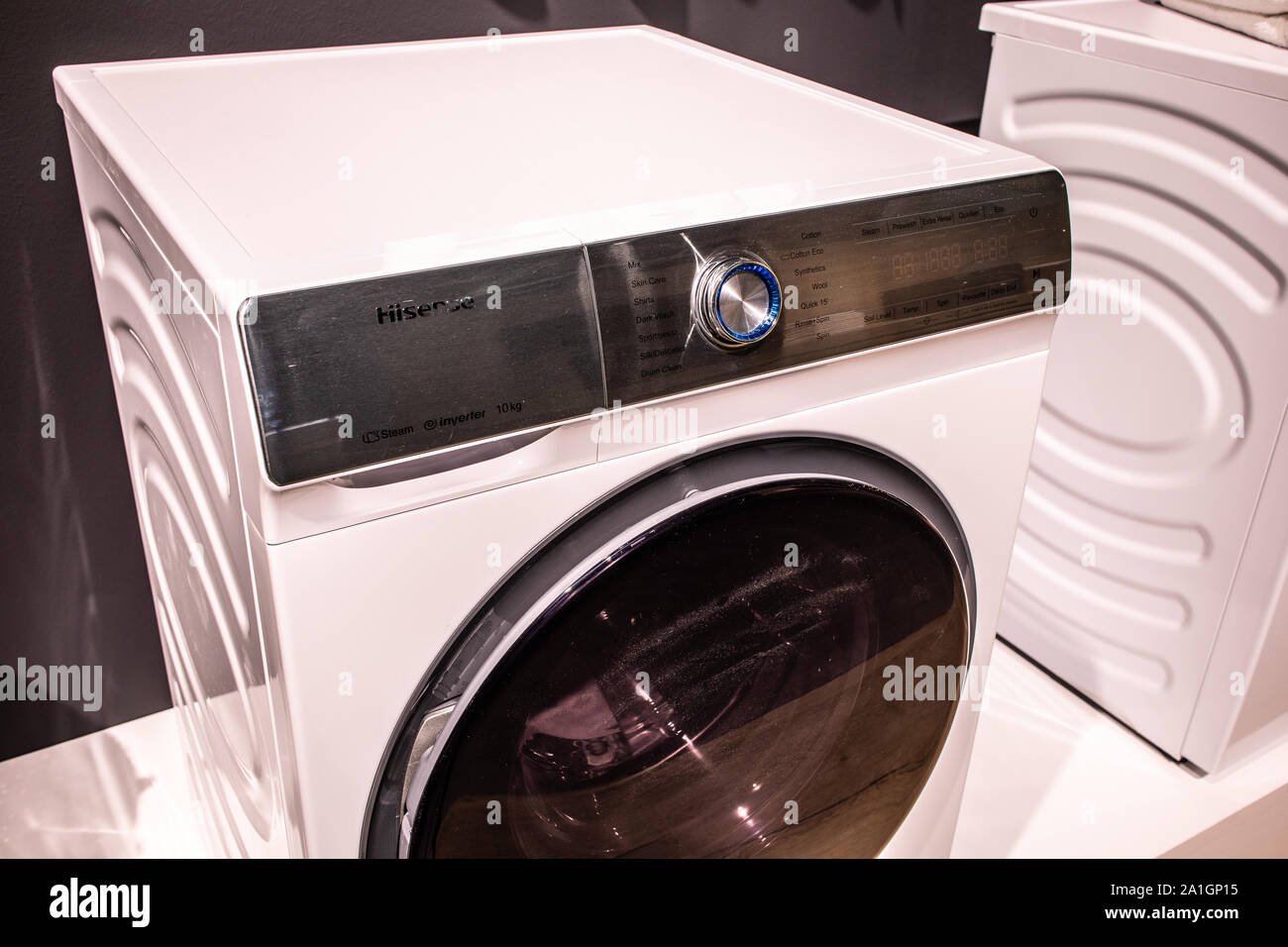 Berlin, Deutschland, Sep 2019 Hisense Waschmaschine Wäschetrockner auf  Anzeige, Hisense Ausstellung showroom stand auf globale Innovationen zeigen  IFA 2019 Stockfotografie - Alamy