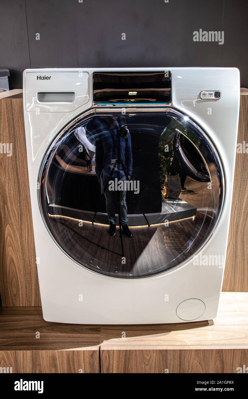 Berlin, Deutschland, Sep 2019 Haier XXL Waschmaschine Wäschetrockner auf Anzeige, Haier Ausstellungspavillon Showroom, globale Innovationen zeigen IFA 2019 Stockfoto