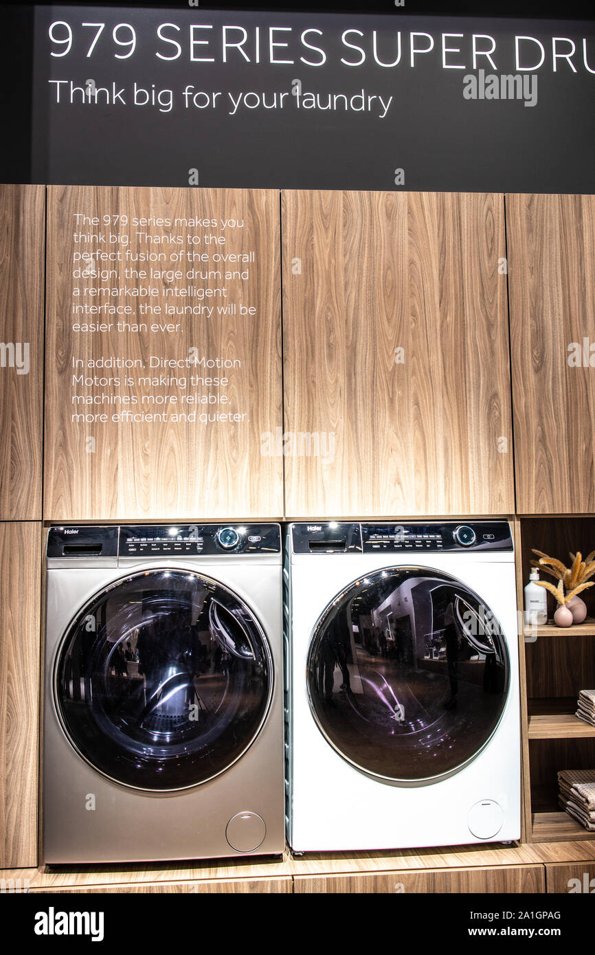 Berlin, Deutschland, Sep 2019 Haier XXL Waschmaschine Wäschetrockner auf Anzeige, Haier Ausstellungspavillon Showroom, globale Innovationen zeigen IFA 2019 Stockfoto