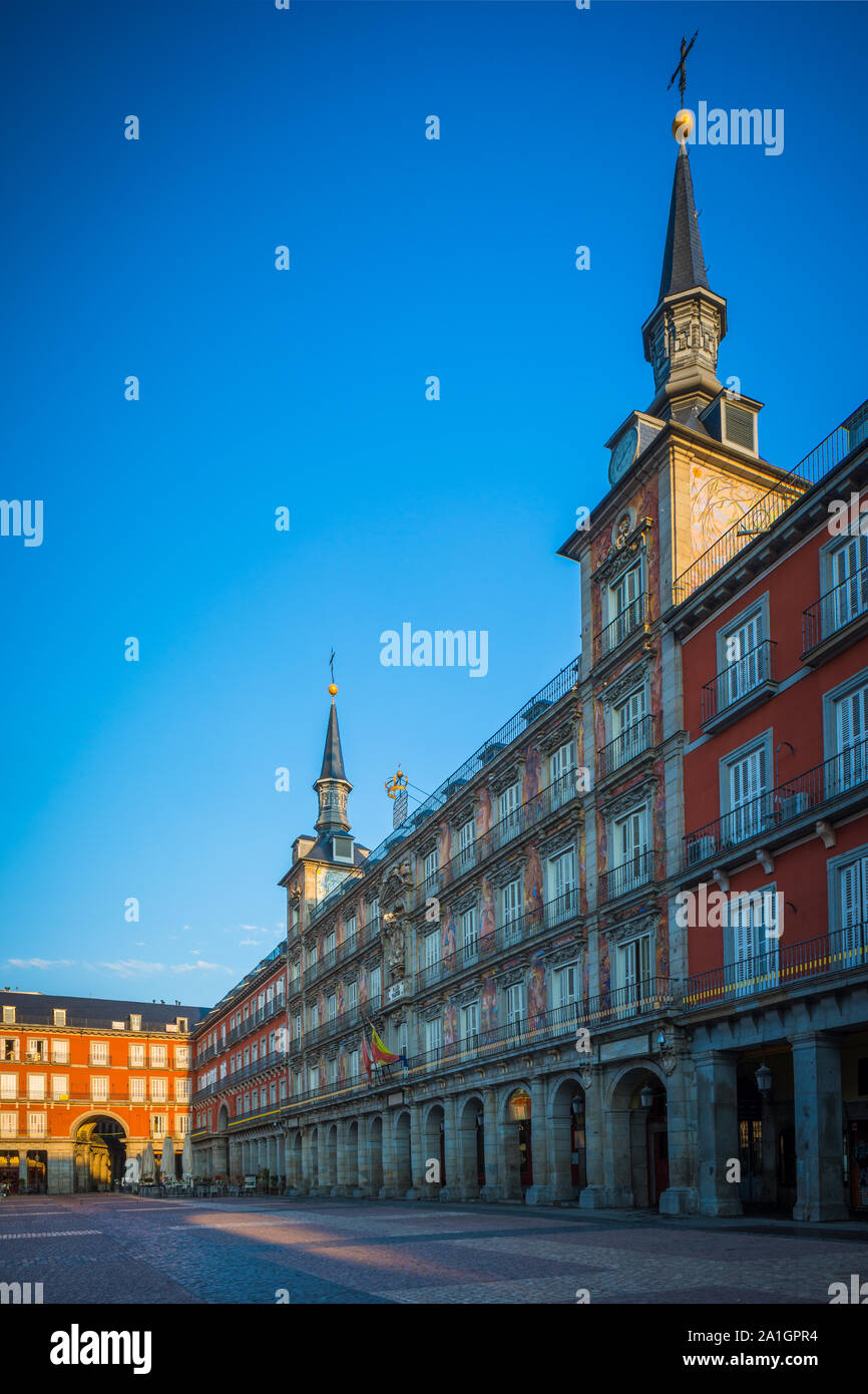 Die Plaza Mayor ist ein wichtiger öffentlicher Raum im Herzen von Madrid, die Hauptstadt von Spanien. Es war einst das Zentrum des alten Madrids. Es wurde zuerst gebaut (1580 - 1 Stockfoto