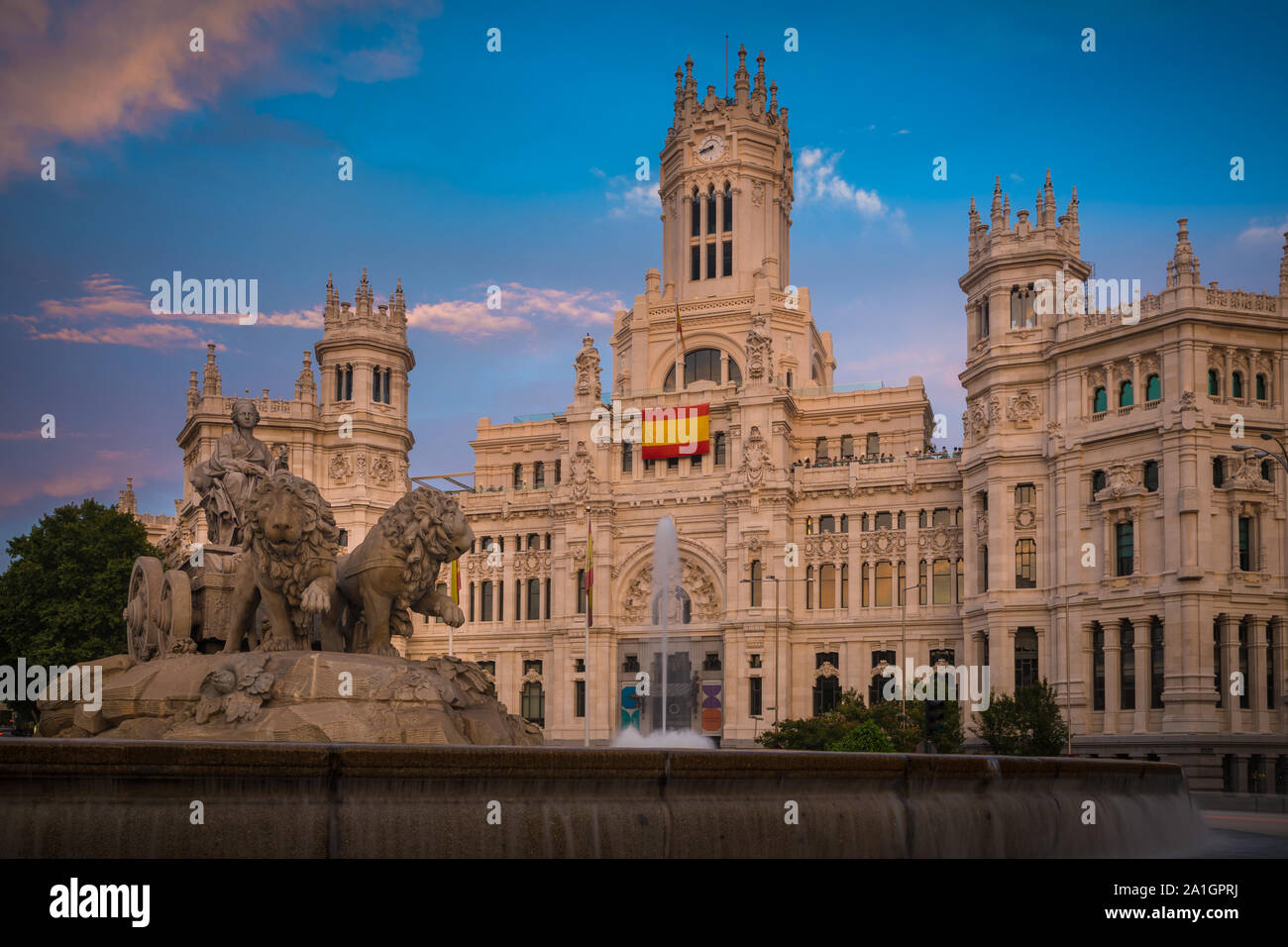 Die Plaza de Cibeles ist ein Quadrat mit einem neo-klassischen Komplex von Marmor Skulpturen mit Springbrunnen, eine iconic Symbol hat für die Stadt verrückt geworden Stockfoto