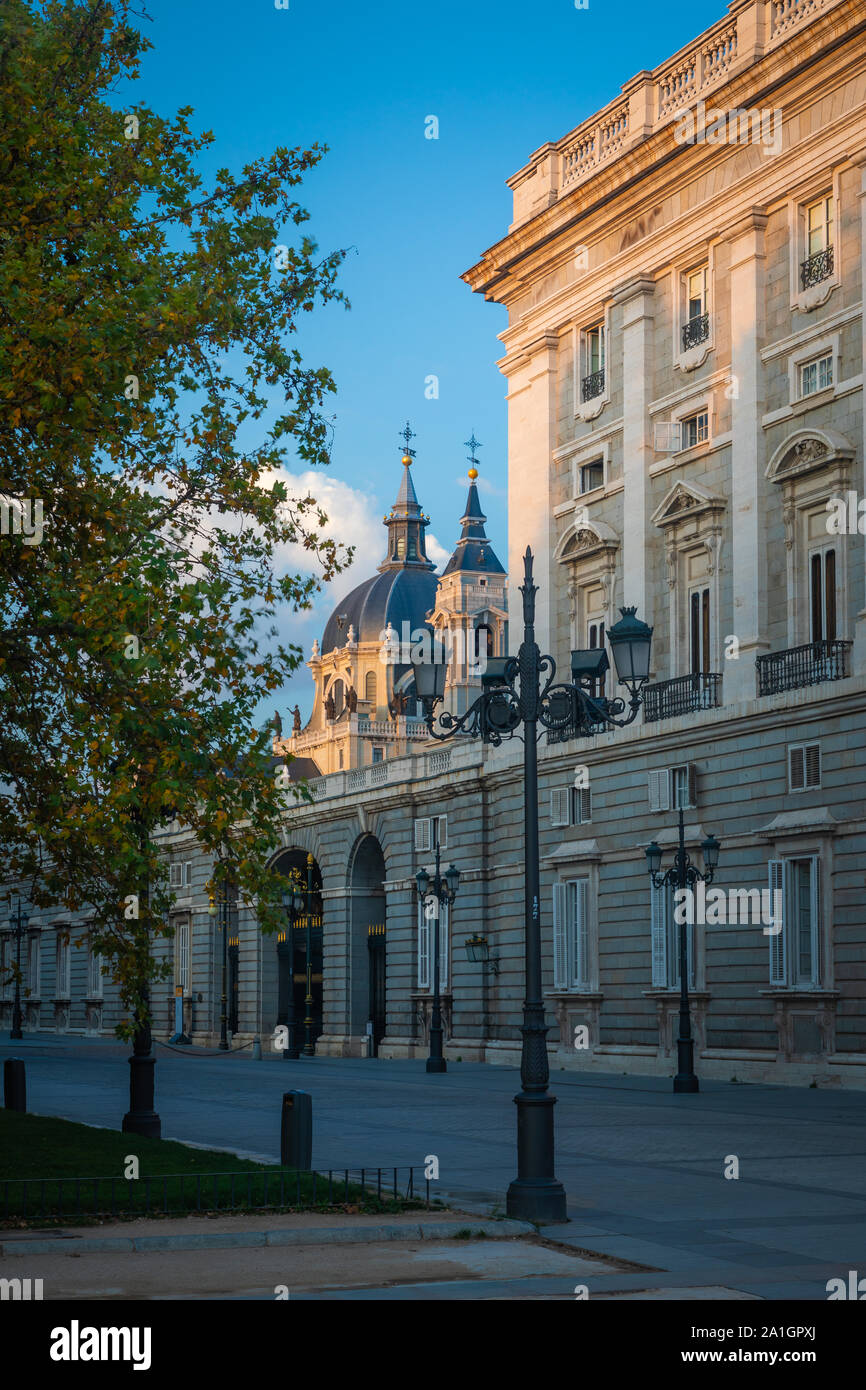 Der Königliche Palast von Madrid (Spanisch: Palacio Real de Madrid) ist die offizielle Residenz der spanischen Königsfamilie in der Stadt Madrid. Stockfoto