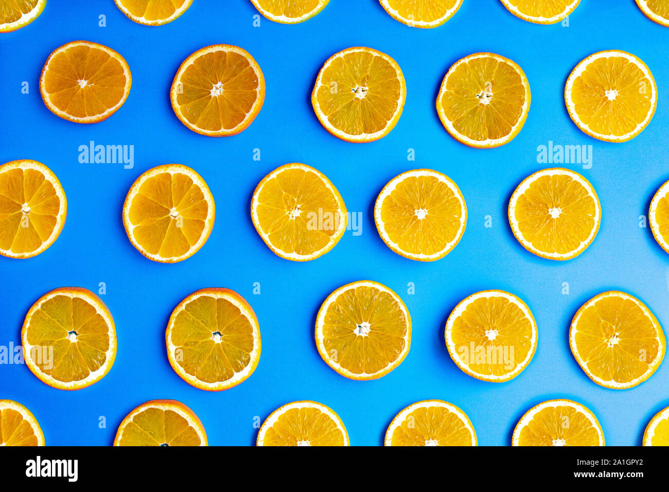 Eine orangefarbene Folie auf einem blauen Hintergrund Stockfoto