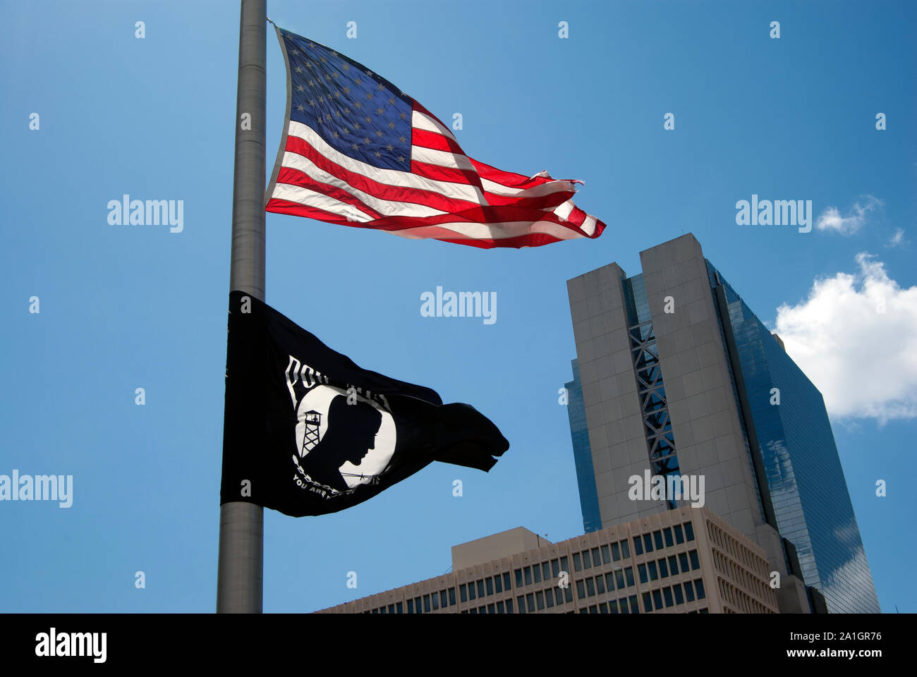 Amerikanische und POW/MIA-Flaggen in Downtown Miami auf der Flagler Street in Anerkennung des POW Day (20. September) Stockfoto
