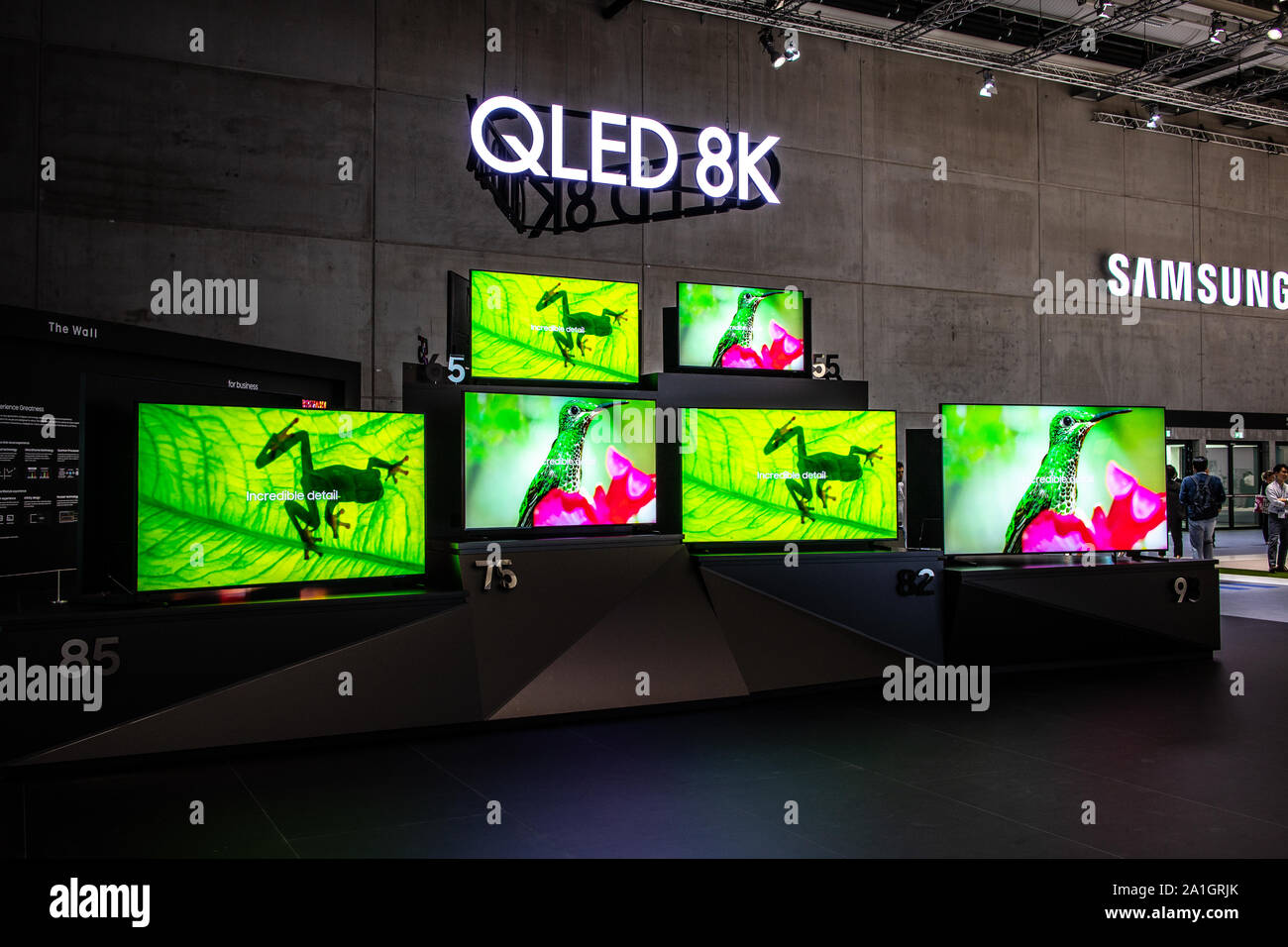 Berlin, Deutschland, 19.09.2019, Samsung QLED 8K HDR-Smart-TV auf dem Display, Samsung Ausstellung showroom, stand auf globale Innovationen zeigen IFA 2019 Stockfoto