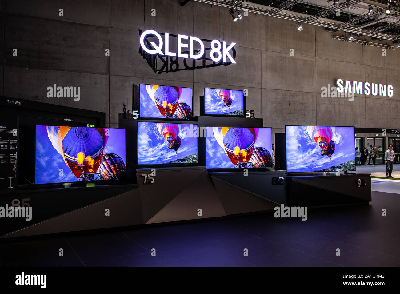 Berlin, Deutschland, 19.09.2019, Samsung QLED 8K HDR-Smart-TV auf dem Display, Samsung Ausstellung showroom, stand auf globale Innovationen zeigen IFA 2019 Stockfoto