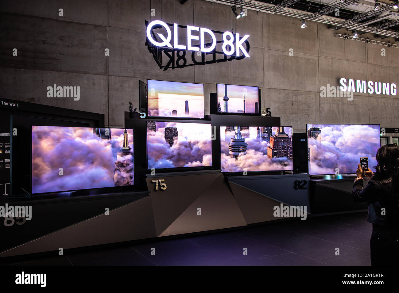 Berlin, Deutschland, 19.09.2019, Samsung QLED 8K HDR-Smart-TV auf dem Display, Samsung Ausstellung showroom, stand auf globale Innovationen zeigen IFA 2019 Stockfoto