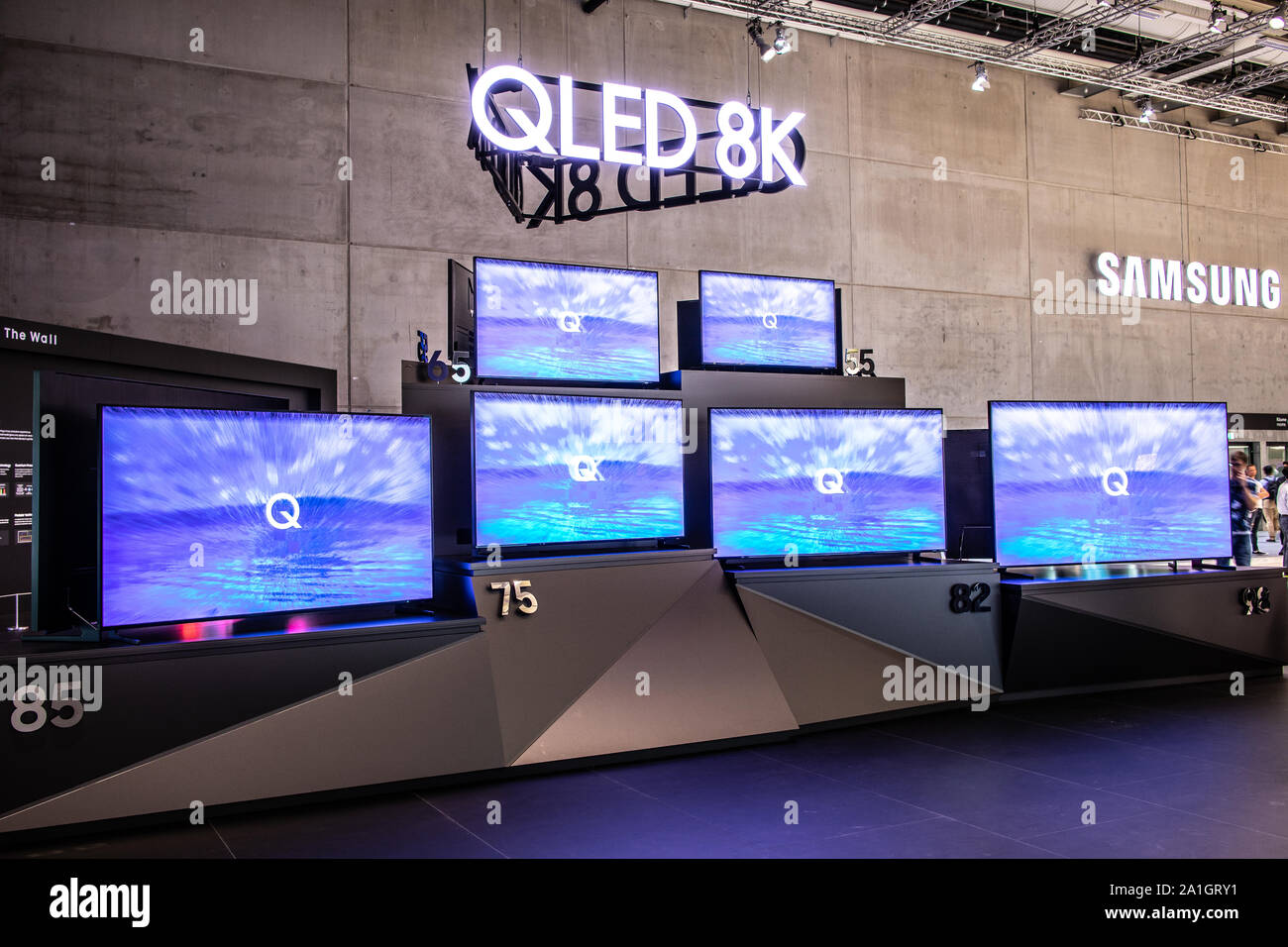 Berlin, Deutschland, 19.09.2019, Samsung QLED 8K HDR-Smart-TV auf dem Display, Samsung Ausstellung showroom, stand auf globale Innovationen zeigen IFA 2019 Stockfoto