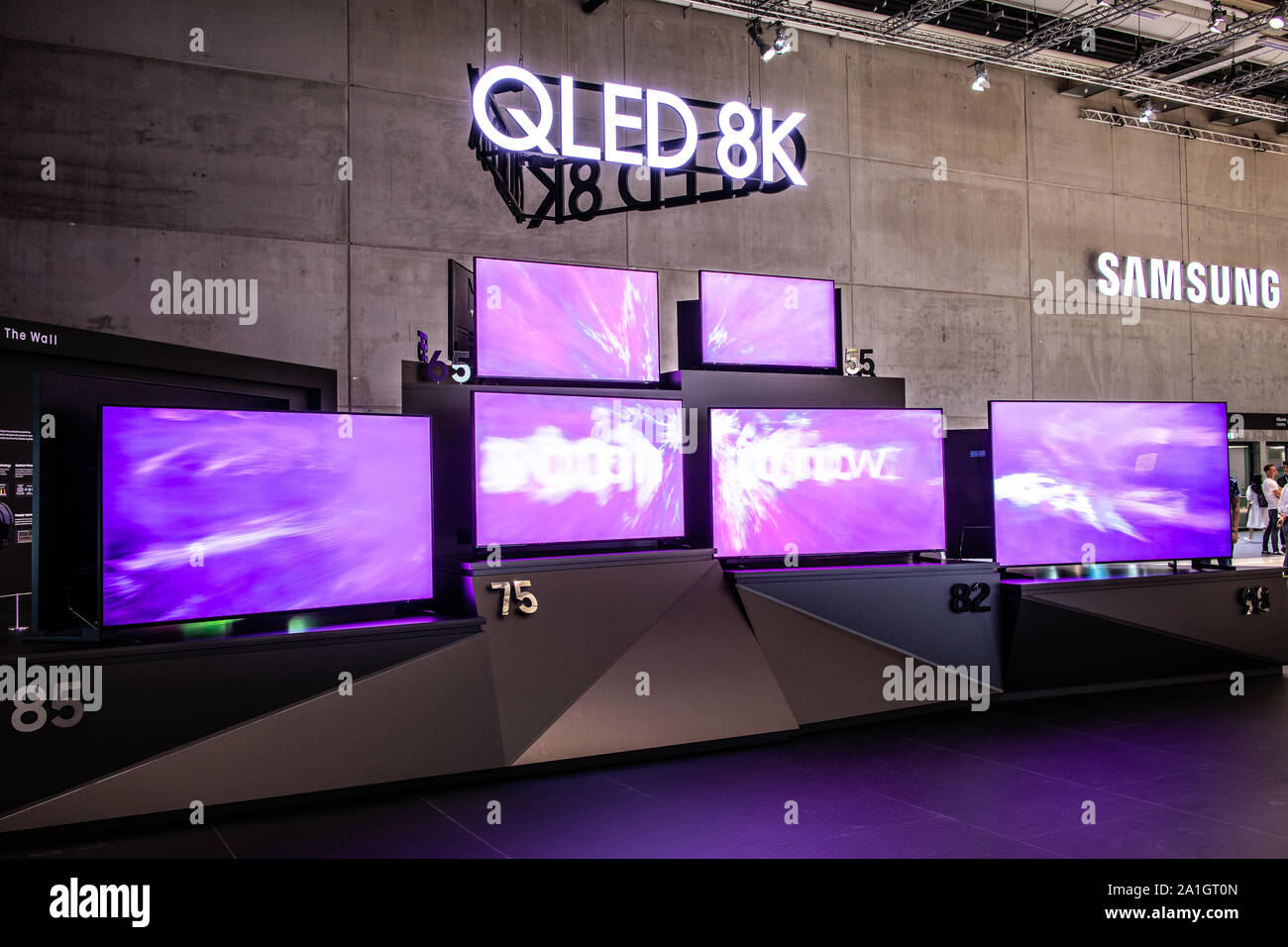 Berlin, Deutschland, 19.09.2019, Samsung QLED 8K HDR-Smart-TV auf dem Display, Samsung Ausstellung showroom, stand auf globale Innovationen zeigen IFA 2019 Stockfoto