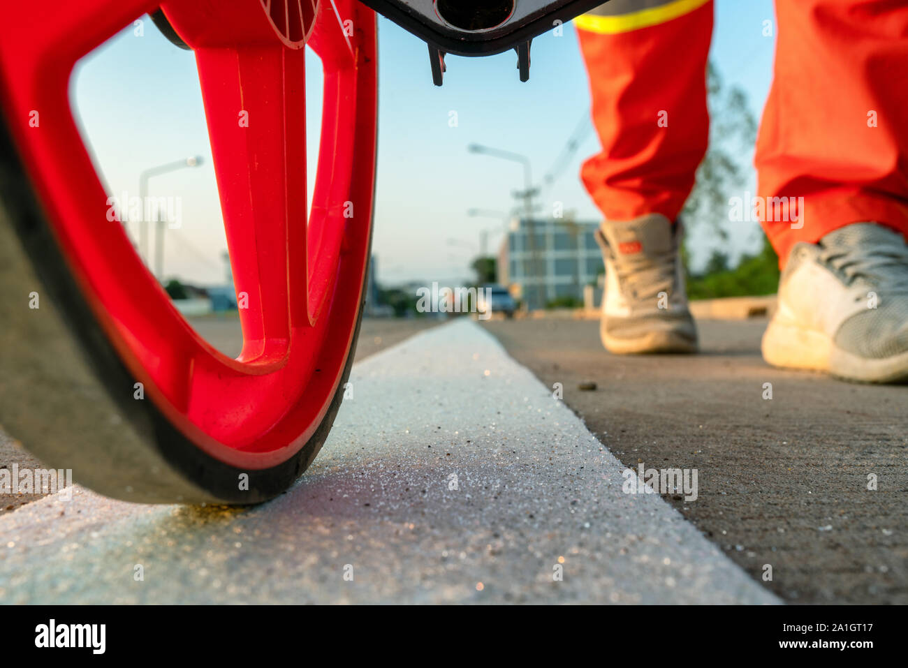 In der Nähe von bis Straße Entfernungen mit einem Messrad Stockfoto