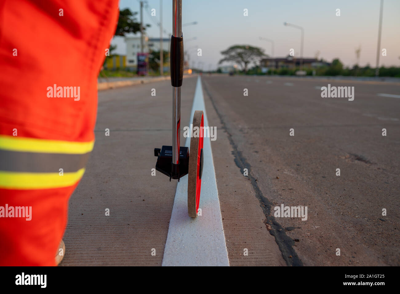 Distanzmessung Räder auf der Straße Stockfoto