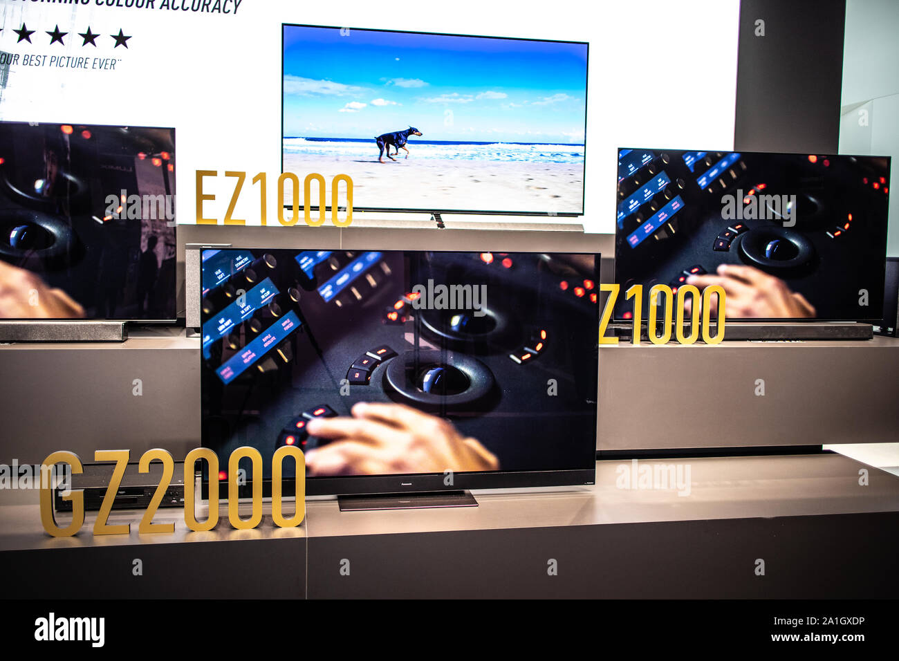 Berlin, Deutschland, 19.09.2019 Panasonic Ultra HD HDR 10 Smart OLED-Premium-TV auf Anzeige, Panasonic Ausstellung showroom, globale Innovationen zeigen IFA 2019 Stockfoto