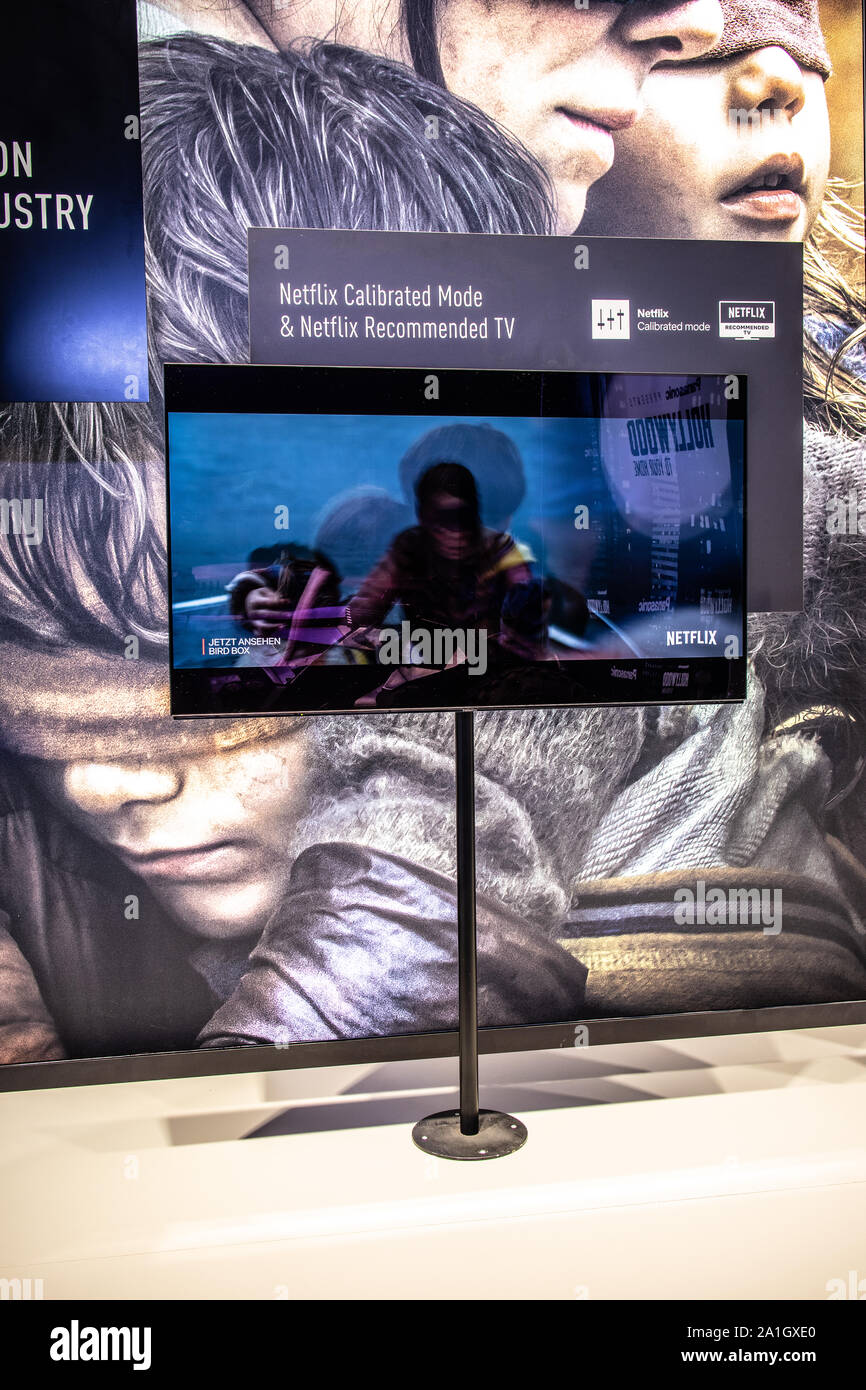 Berlin, Deutschland, 19.09.2019 Panasonic Ultra HD HDR 10 Smart OLED-Premium-TV auf Anzeige, Panasonic Ausstellung showroom, globale Innovationen zeigen IFA 2019 Stockfoto