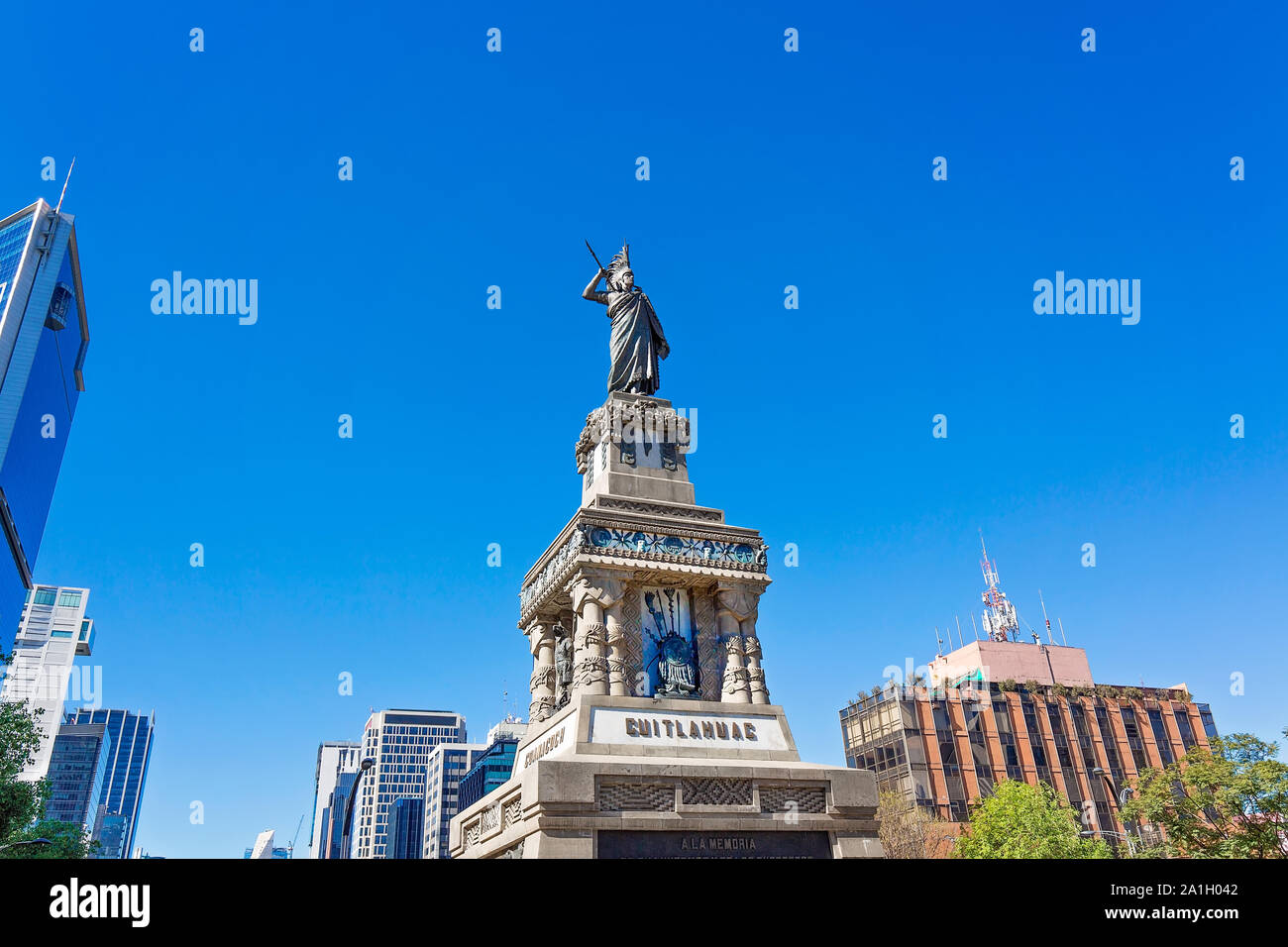 Mexiko, Mexico City - 2 September, 2019: Monument für Cuauhtemoc, der letzte Mexikanische Herrscher von Tenochtitlan, an der Kreuzung der Avenida de los I Stockfoto