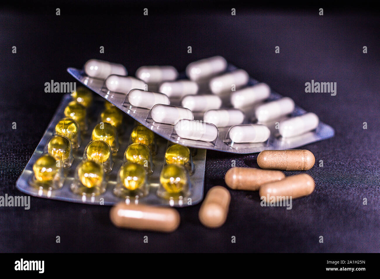Isolierte detail Shot von verschiedenen Arten von verpackten und lose undefinierbaren Vitamine und Ergänzung Pillen, Stockfoto