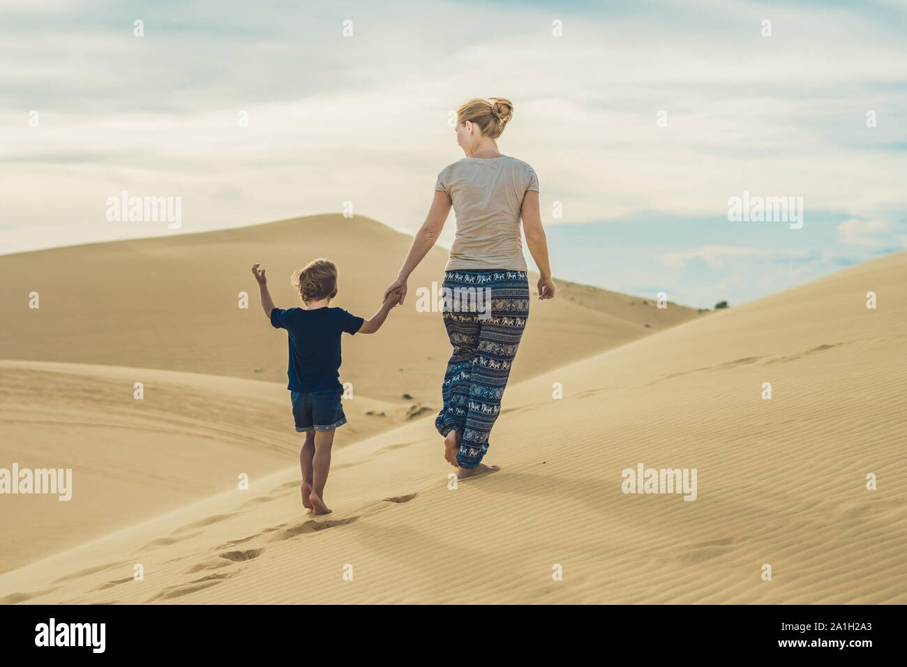 Mutter und Sohn, in der Wüste. Reisen mit Kindern Konzept. Stockfoto