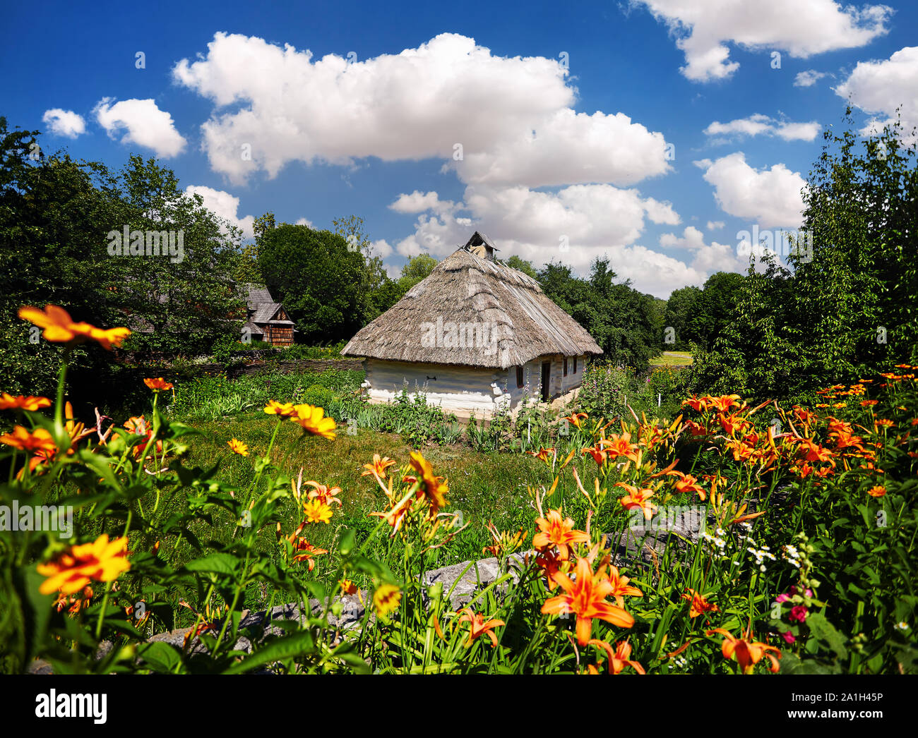Holz- Haus mit Blumengarten in ethnischen Open Air Museum Pirogowo in Kiew, Ukraine Stockfoto