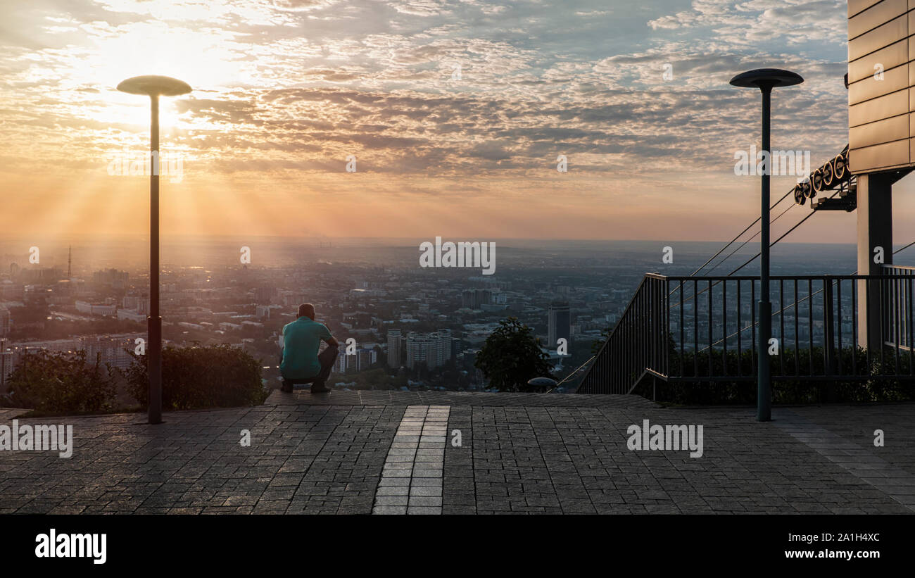 Almaty, Kasachstan - August 8, 2019: Kok Tobe bei Sonnenuntergang. Kok Tobe ist ein Berg in Almaty, Kasachstans größte Stadt Stockfoto