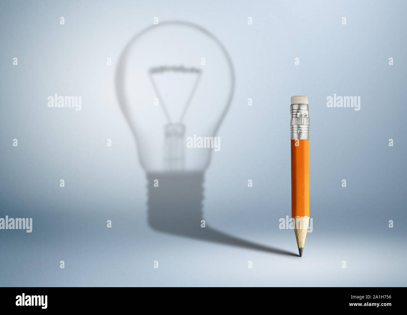 Kreative Idee, Konzept, Bleistift mit Glühbirne Schatten, kopieren Raum Stockfoto