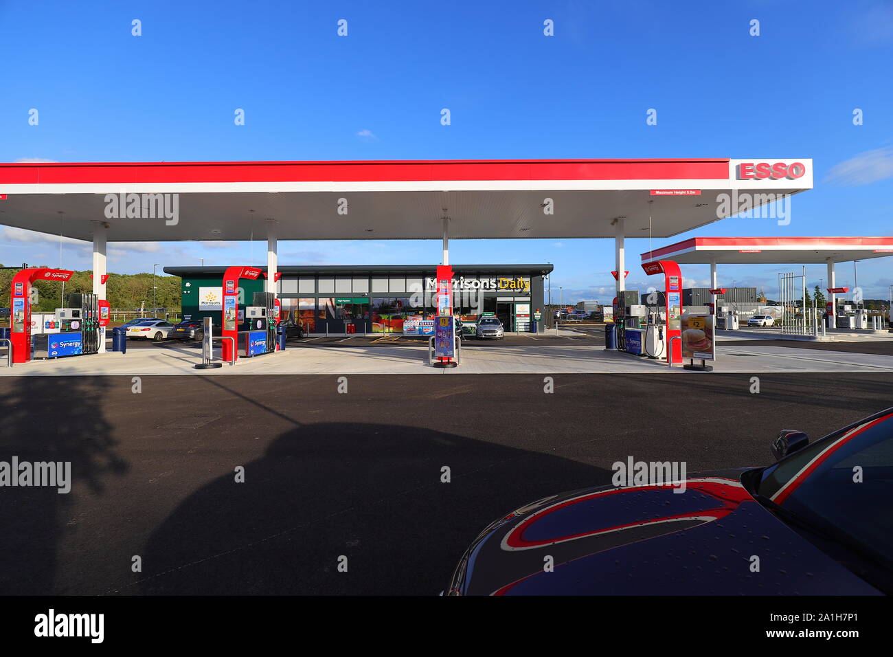 Die neue ESSO & Morrisons täglich das ist am Bügel Grün in Leeds eröffnet. Stockfoto