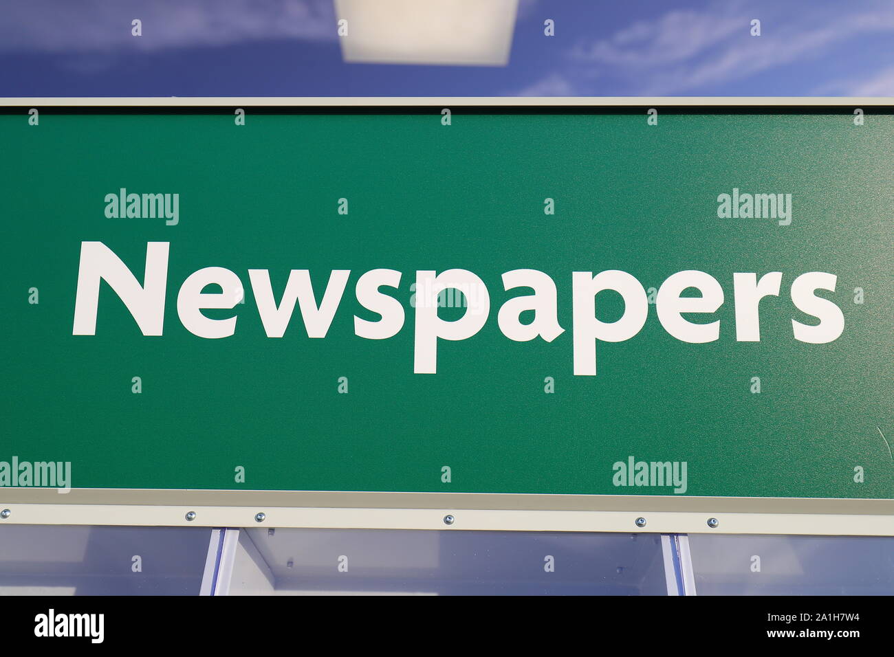 Eine Zeitung an die neue ESSO & Morrisons täglich das ist am Bügel Grün in Leeds eröffnet. Stockfoto