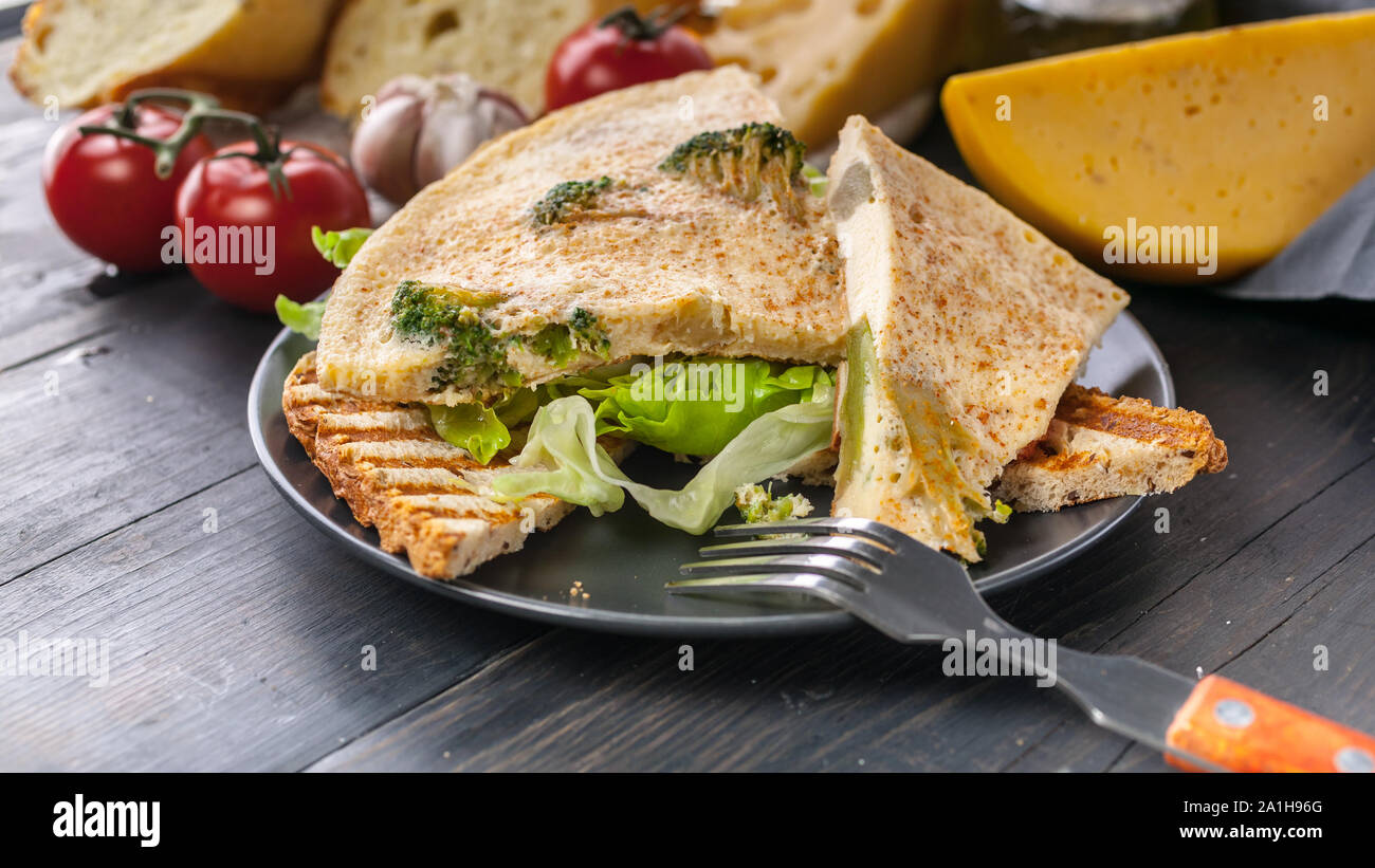 Ideen für ein köstliches Frühstück. Omelette mit Brokkoli auf Ideen für ein köstliches Frühstück. Omelette mit Brokkoli auf