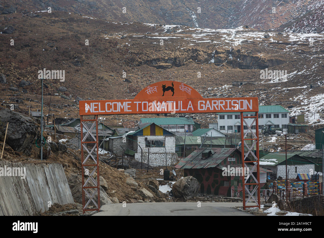 Schild zeigt den Nathu La Garnison auf der Strecke nach nathu La Pass an der Grenze von Indien und China im Bundesstaat Sikkim Stockfoto