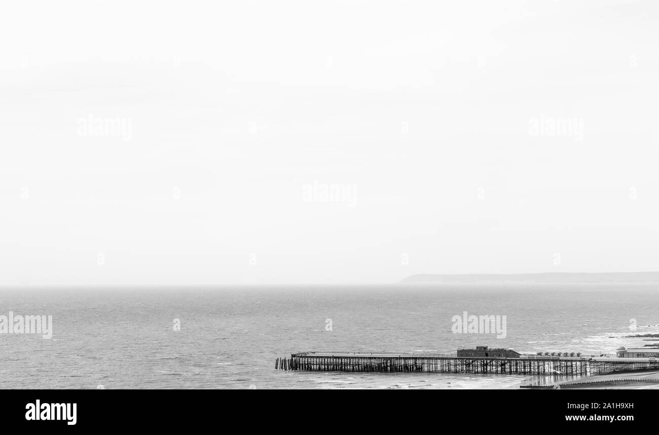 Ein Blick auf den Pier in Hastings, über in den Horizont und das Meer. Stockfoto