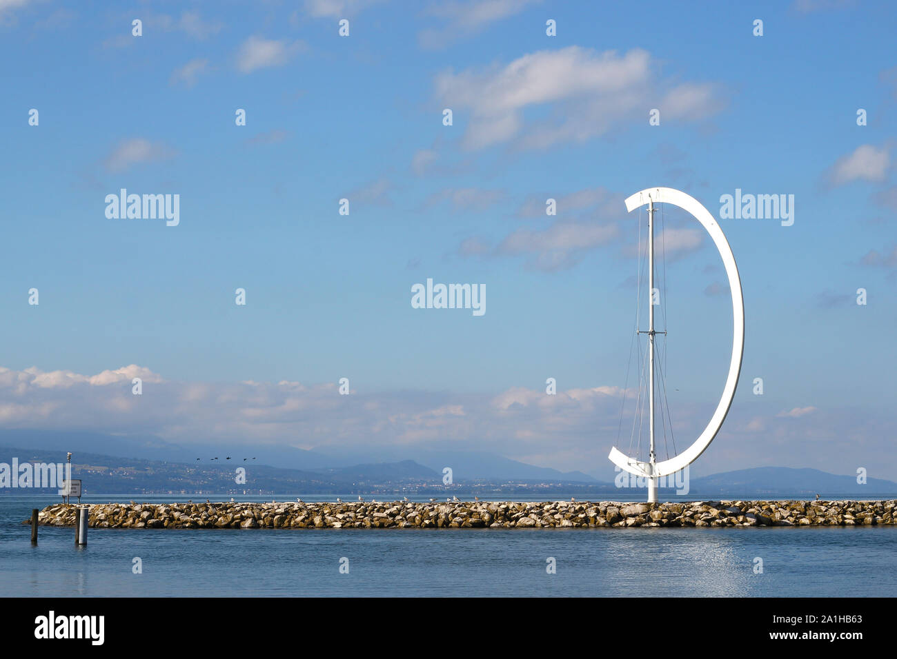 Lausanne, Schweiz - 29. Juli 2019: Pier und die berühmte Windfahne Eole von clelia Bettua im schönen Hafen Ouchy am Genfer See gemacht Stockfoto