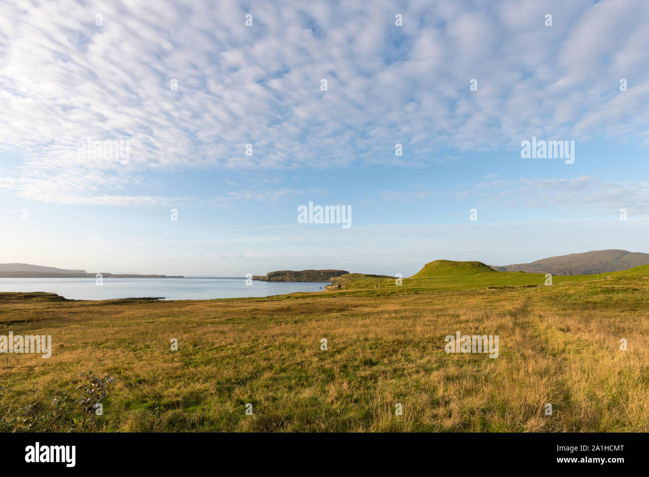 Landschaft mit Blick auf die Insel im Loch Bracadale Harlosh auf die Isle of Skye Stockfoto