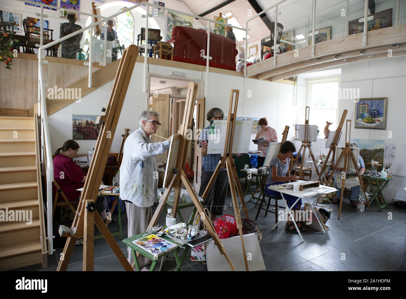 Ältere Studierende in einer kleinen Gruppe Malkurs in Wye Valley Arts Center, Llandogo, Wales. Stockfoto