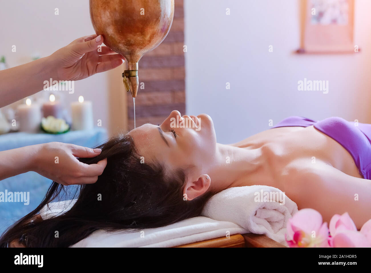 Frau genießen eine Ayurveda öl Massage im Spa. Stockfoto