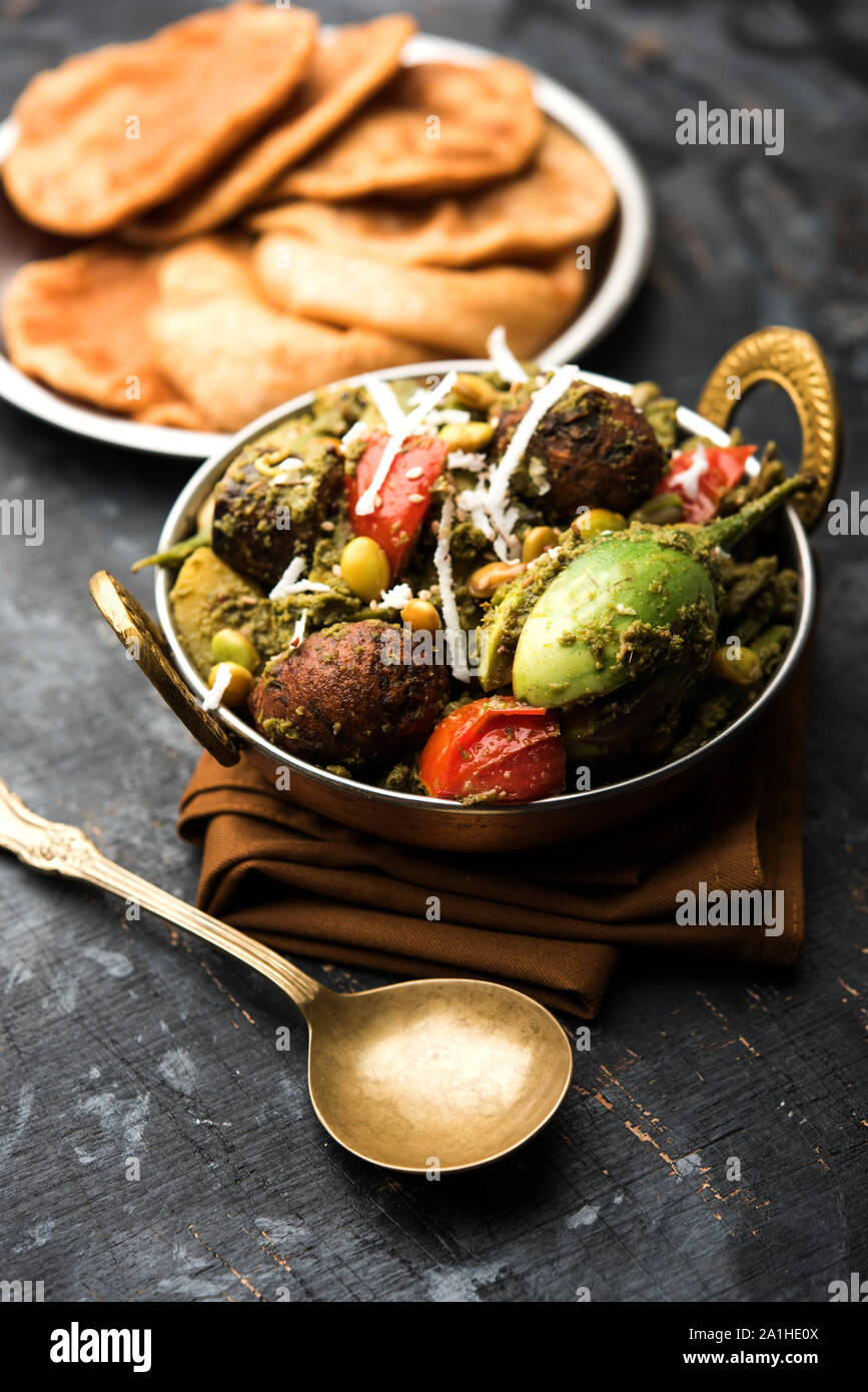 Gujarati Undhiyu ist ein gemischtes Gemüse, Spezialitäten von Surat, Indien. In einer Schüssel mit oder ohne Serviert poori Stockfoto