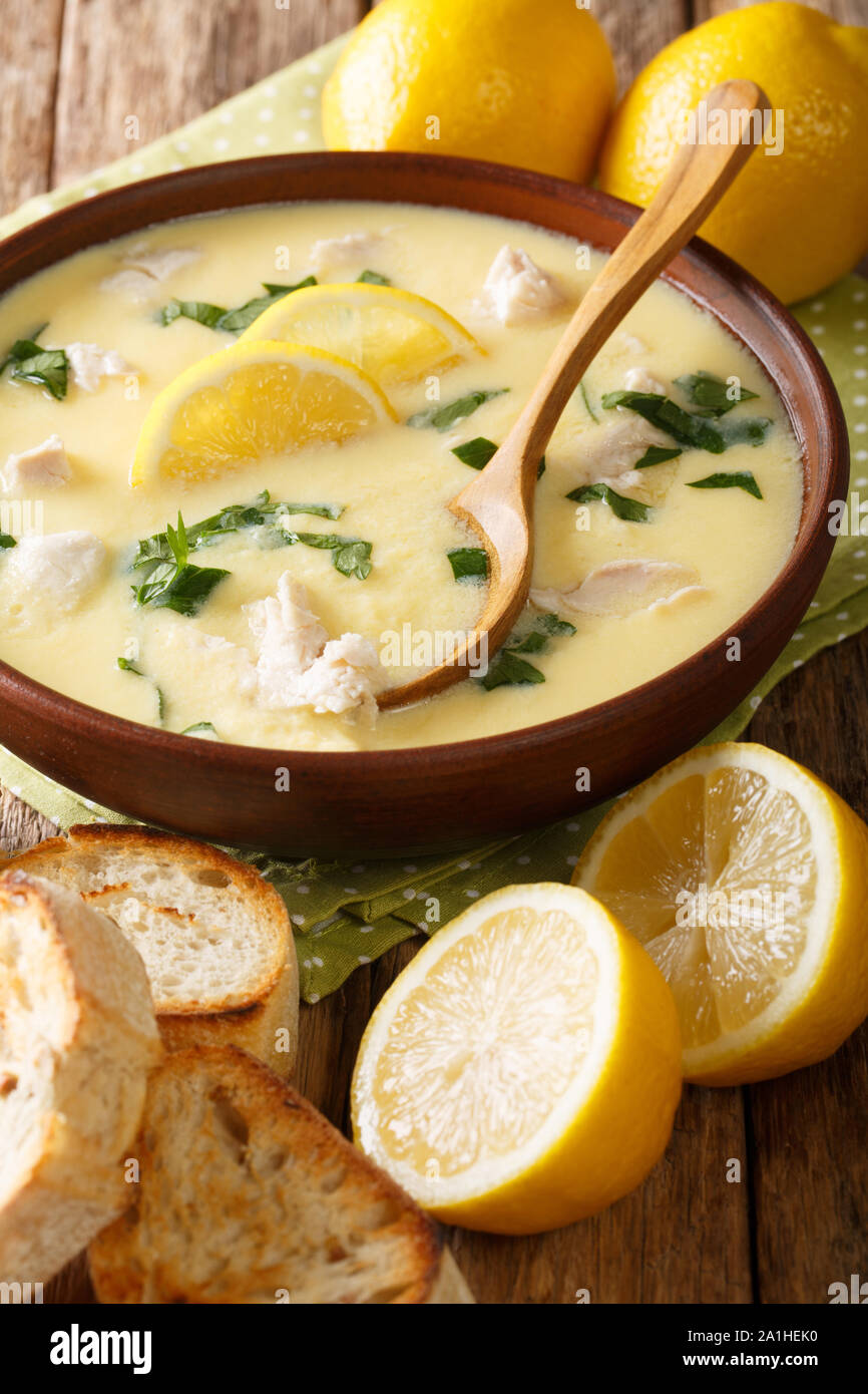 Leckere Zitrone avgolemono Suppe mit Hähnchen und Reis serviert closeup in einer Schüssel auf dem Tisch. Vertikale Stockfoto
