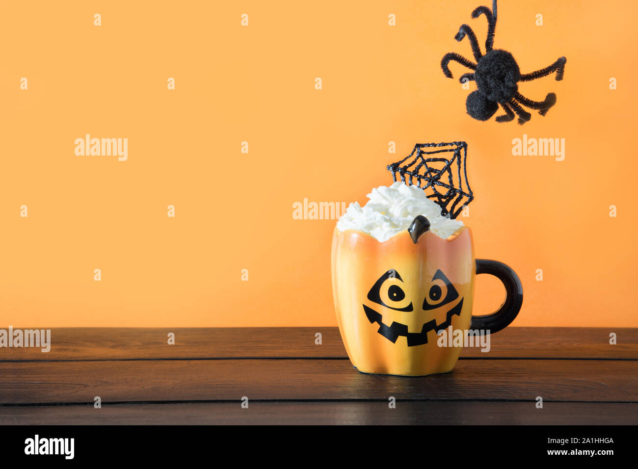 Tasse Kaffee Latte garnieren Spinnennetz und kommenden schwarze Spinne.  Halloween Urlaub auf hölzernen Tisch Stockfotografie - Alamy
