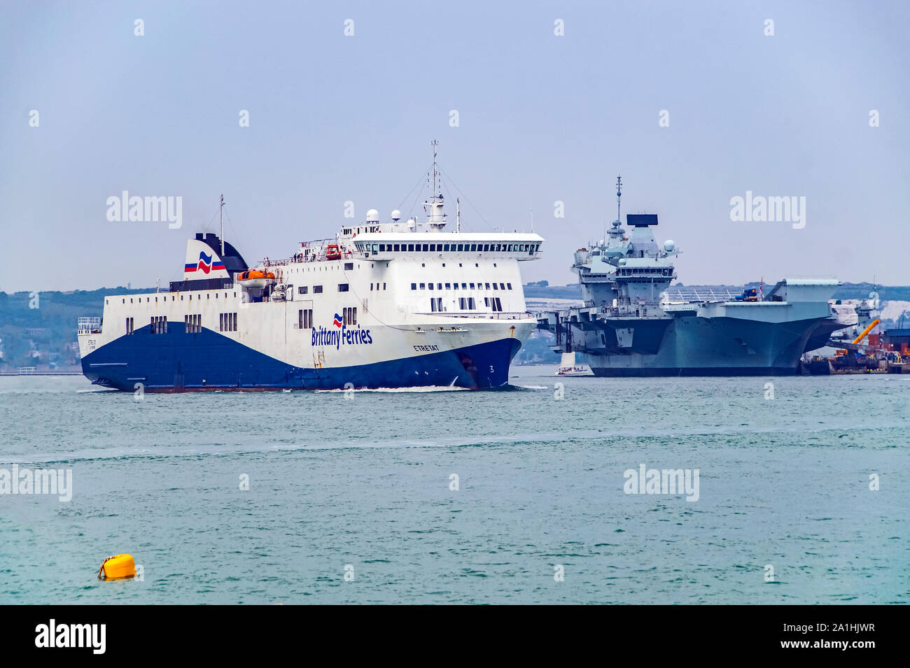 Bretagne Fähren Auto- und Passagierfähre Etretat verlassen Hafen Portsmouth Hampshire England Großbritannien Stockfoto
