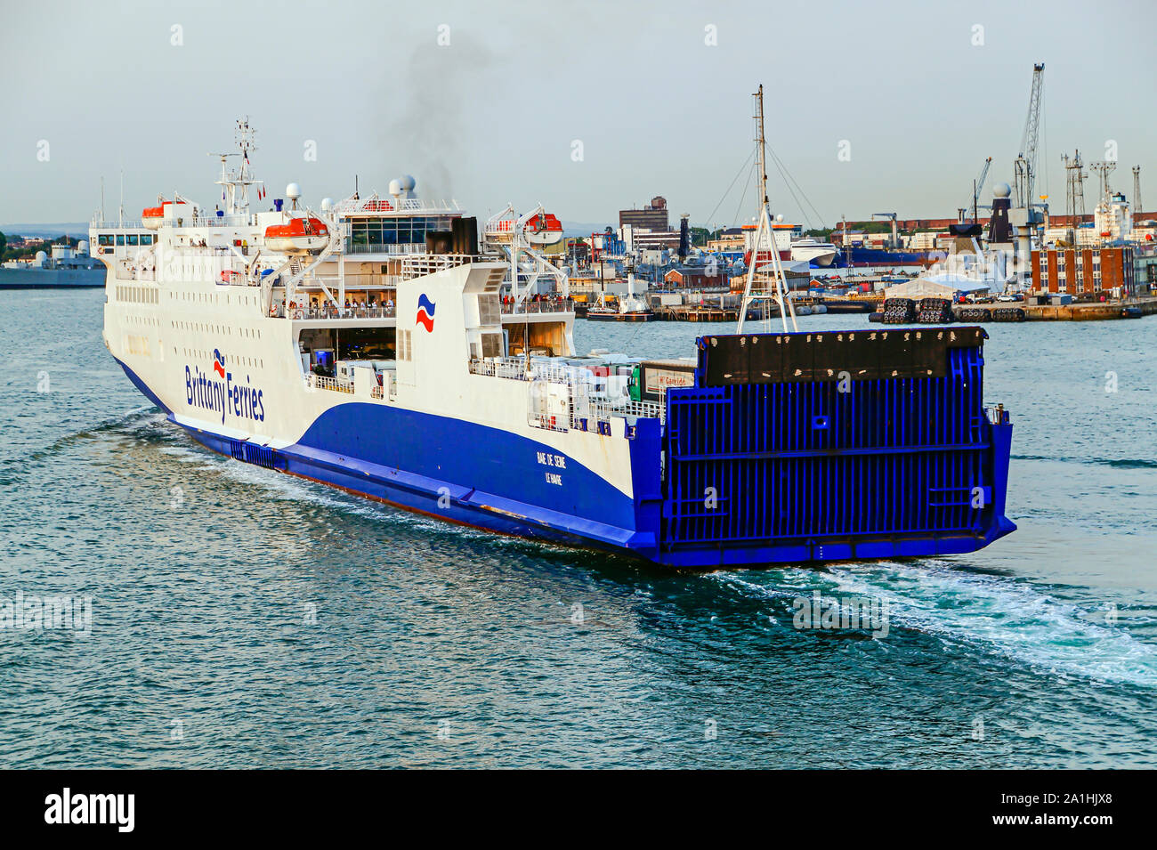 Stern von Brittany Ferries Auto und Pkw RoPax Fähre Baie de Seine in Portsmouth Hampshire, England Großbritannien Stockfoto