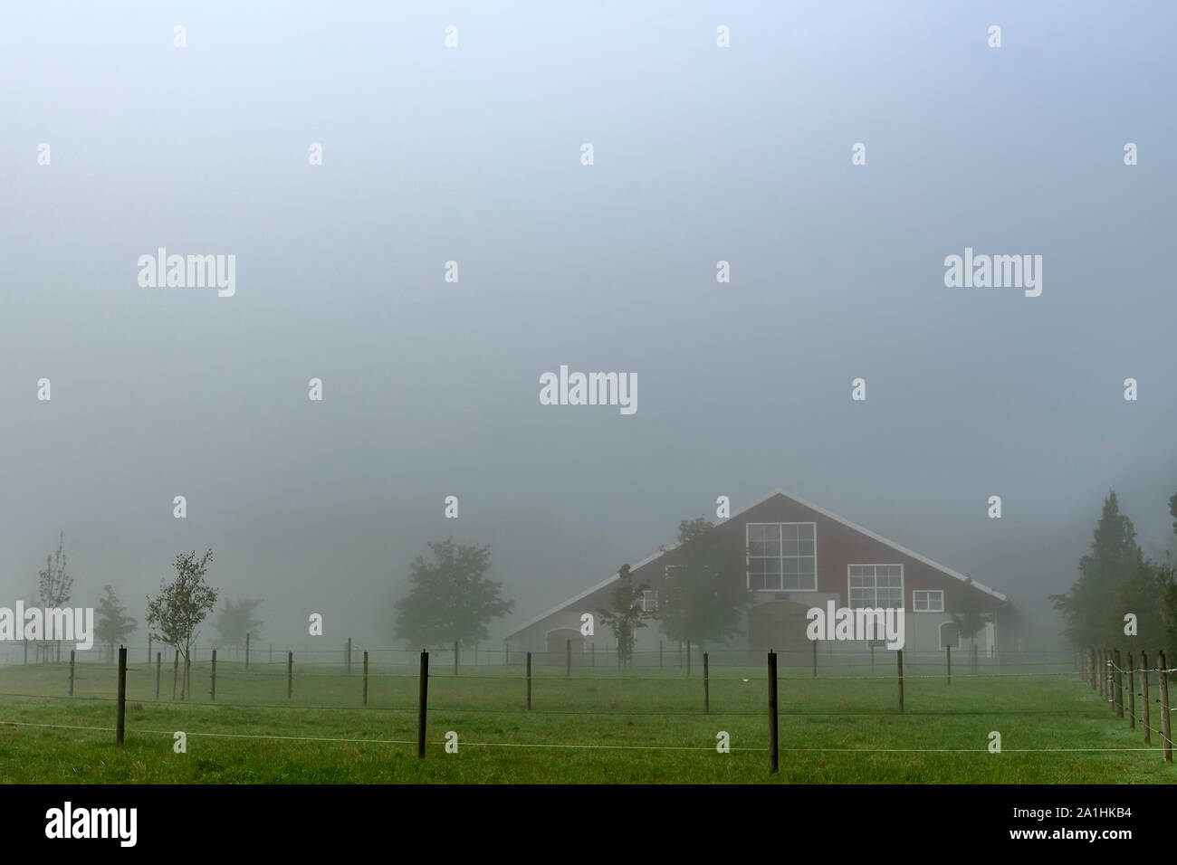 Eine schöne nebeliger Morgen auf Ackerland in der Nähe von Helsingborg in Schweden - Stockfoto