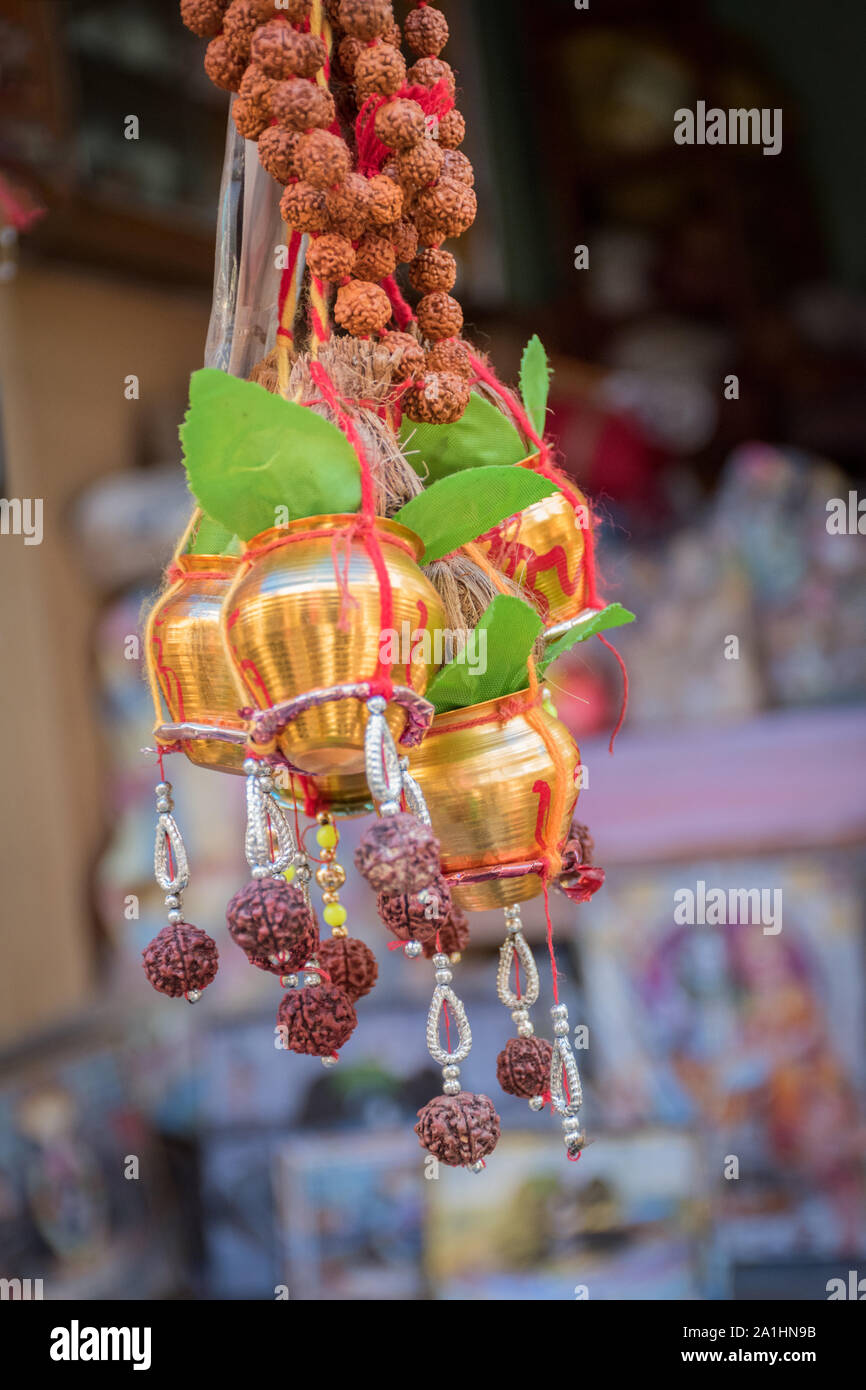 Kupfer Kalash mit rudraksha Mala, Kokos, mango Leaf, Roter Faden (Kalava) Dekoration wesentlichen im hinduistischen Puja. selektive Fokus Stockfoto