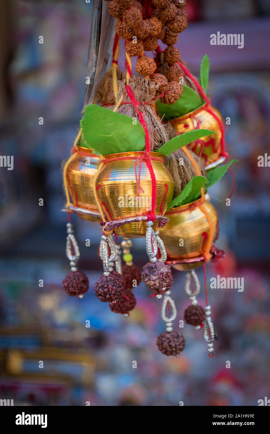 Kupfer Kalash mit rudraksha Mala, Kokos, mango Leaf, Roter Faden (Kalava) Dekoration wesentlichen im hinduistischen Puja. selektive Fokus Stockfoto
