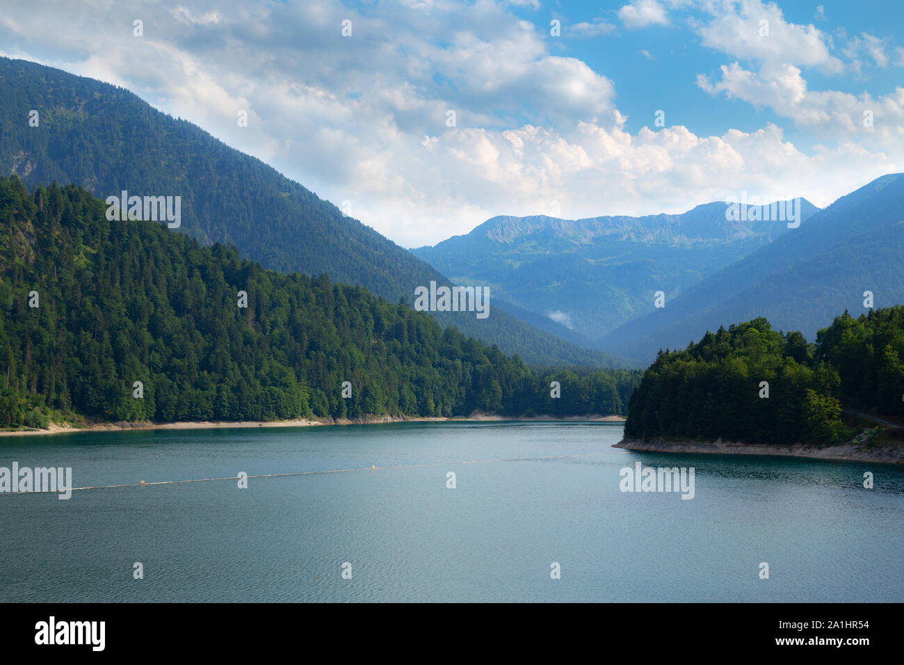 Idyllischer Blick der Sylvenstein Stausee und Karwendelgebirge Stockfoto