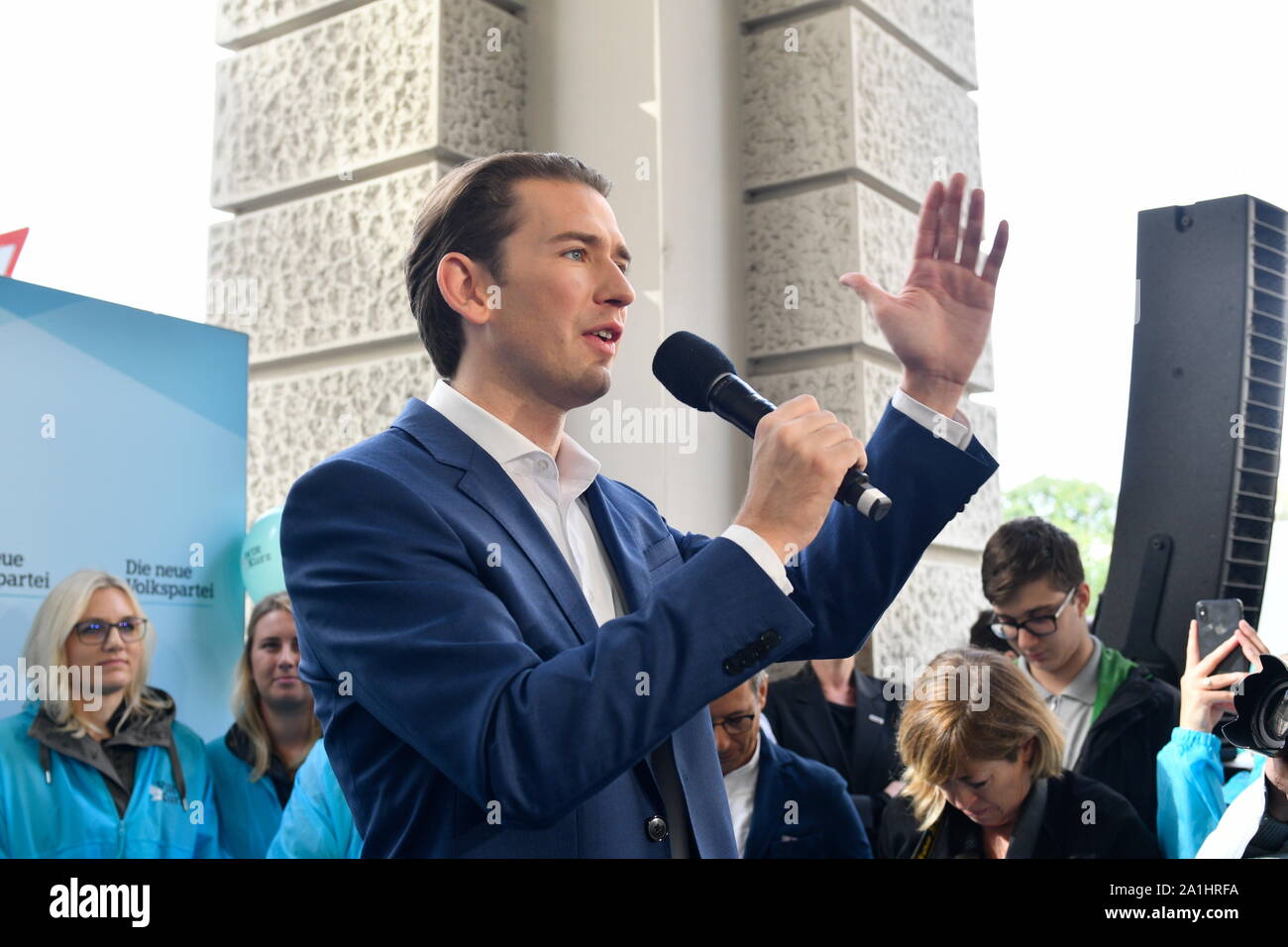 Wien, Österreich. 27. September 2019. Beginn der letzten Offensive mit Sebastian Kurz, Spitzenkandidat der Neuen Volkspartei Österreich für die Nationalratswahl 2019 in Lichtenfeldgasse 7 im 1. Bezirk in Wien am 27. September 2019. Kredit: Franz Perc / Alamy Live News Stockfoto